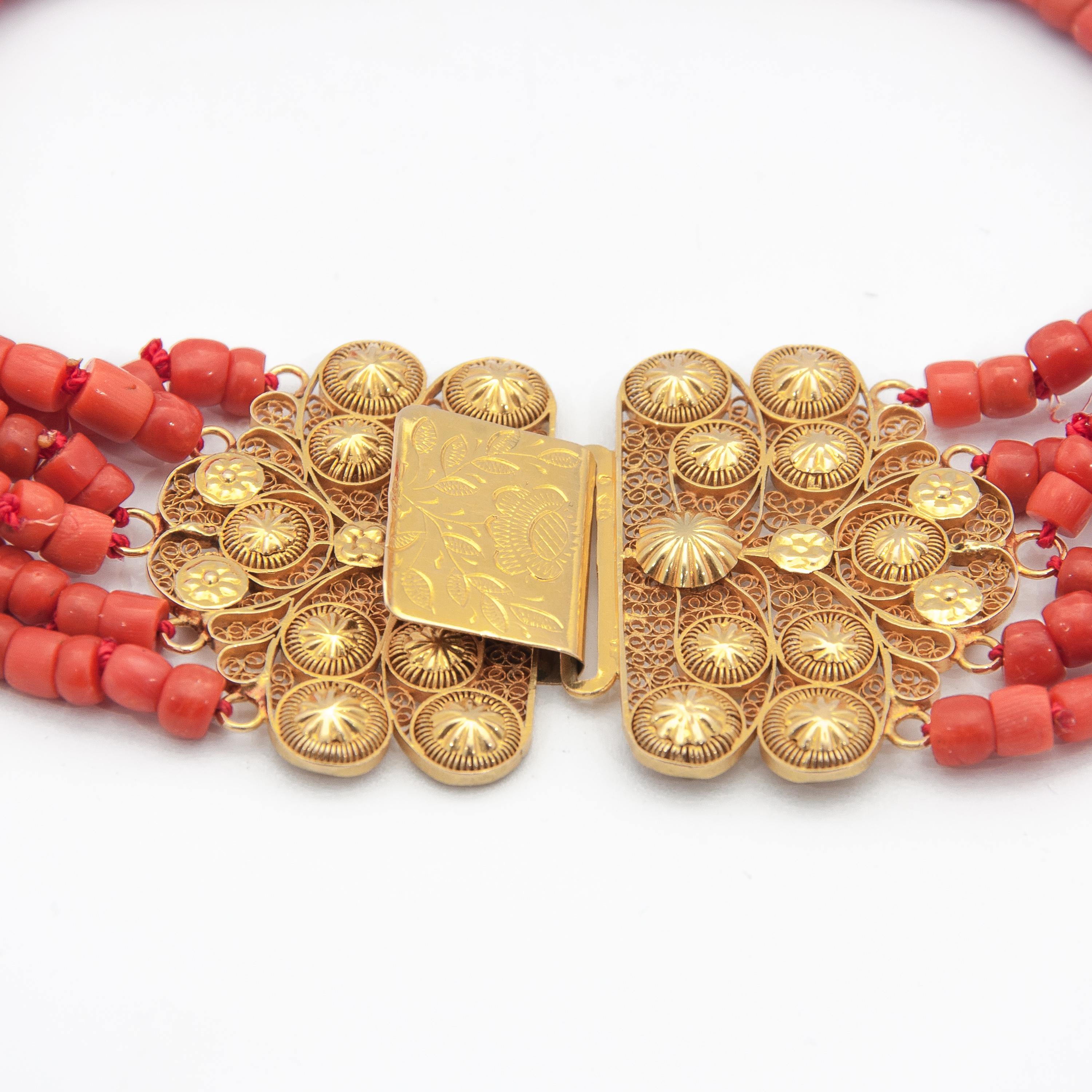 Antike mehrreihige Koralle-Halskette aus 18 Karat Gold mit Perlen, Niederlande (Viktorianisch) im Angebot
