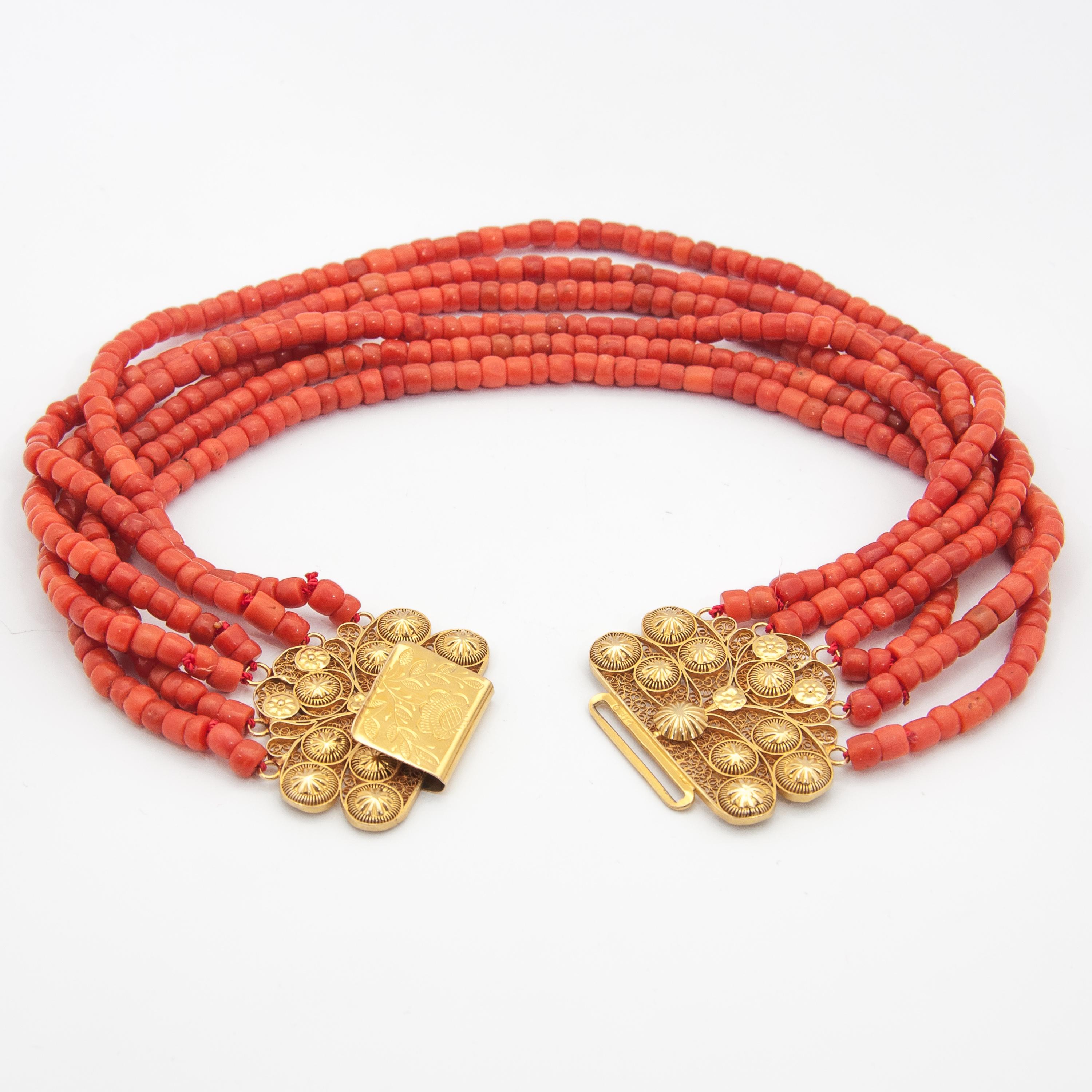 Antike mehrreihige Koralle-Halskette aus 18 Karat Gold mit Perlen, Niederlande im Zustand „Gut“ im Angebot in Rotterdam, NL