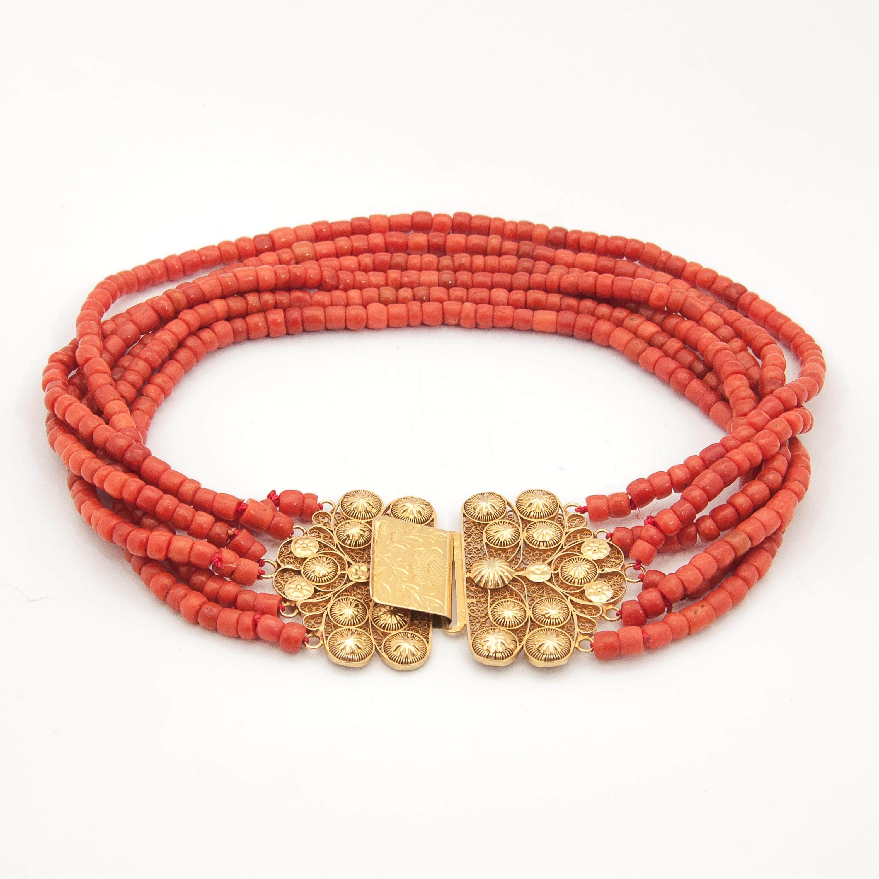 Antike mehrreihige Koralle-Halskette aus 18 Karat Gold mit Perlen, Niederlande Damen im Angebot
