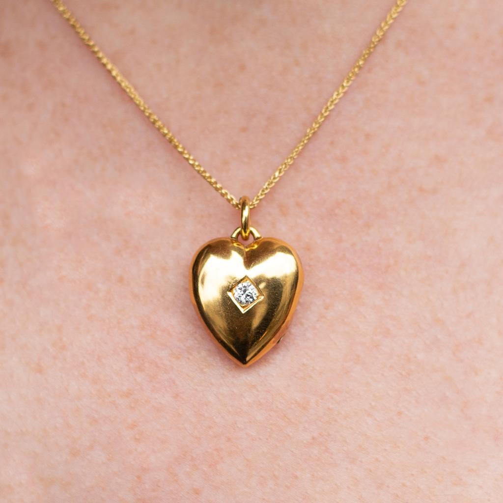 Victorian 18 Karat Yellow Gold Diamond Heart Locket Pendant In Good Condition For Sale In London, GB