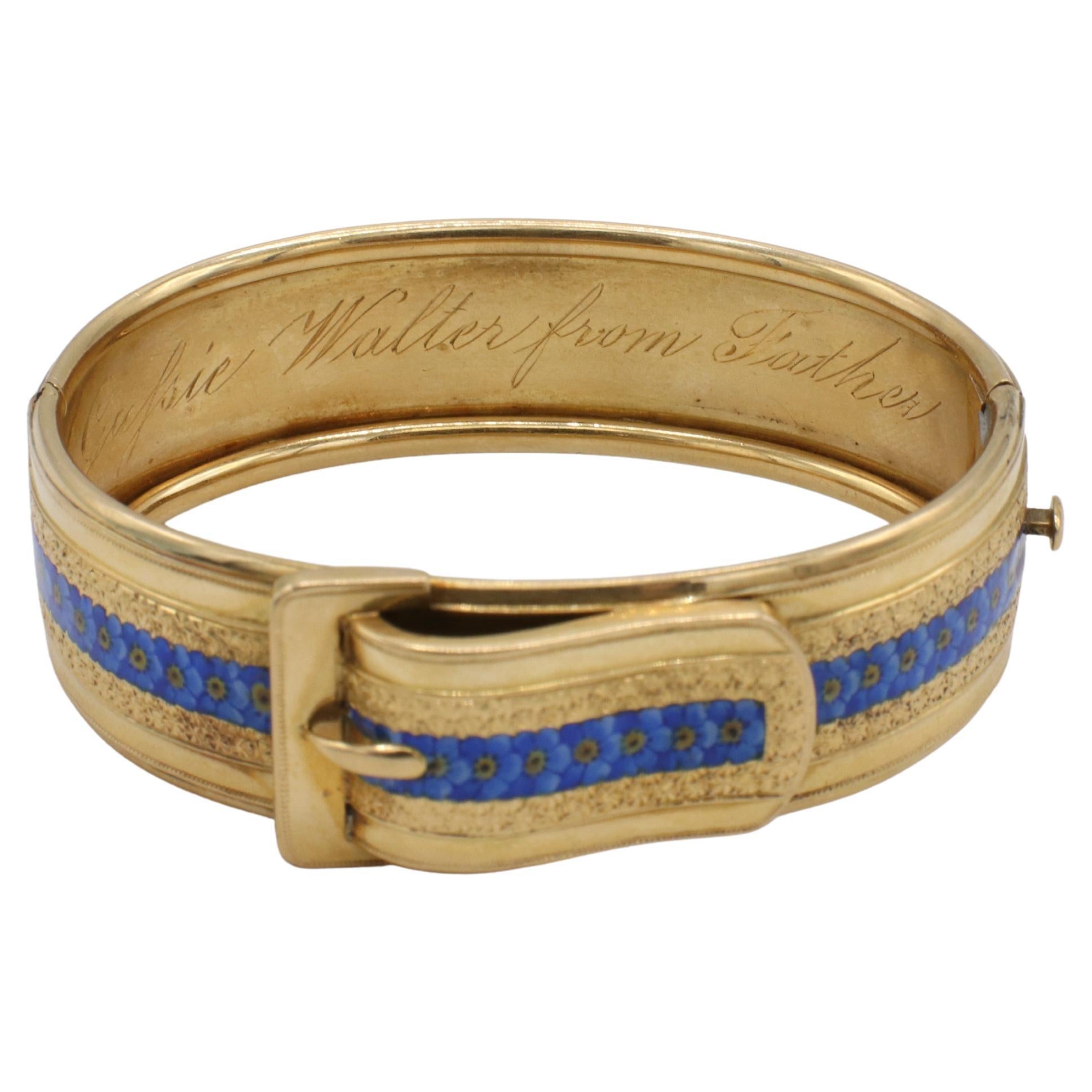 Bracelet victorien en or jaune 18 carats avec boucle en forme de fleur émaillée 1869 
Métal : or jaune 18k
Poids : 24 grammes
Taille : S'adapte jusqu'à un poignet de 6,25 pouces serré.
Diamètre : 52 mm
Largeur : 16.5 mm
Signé : 