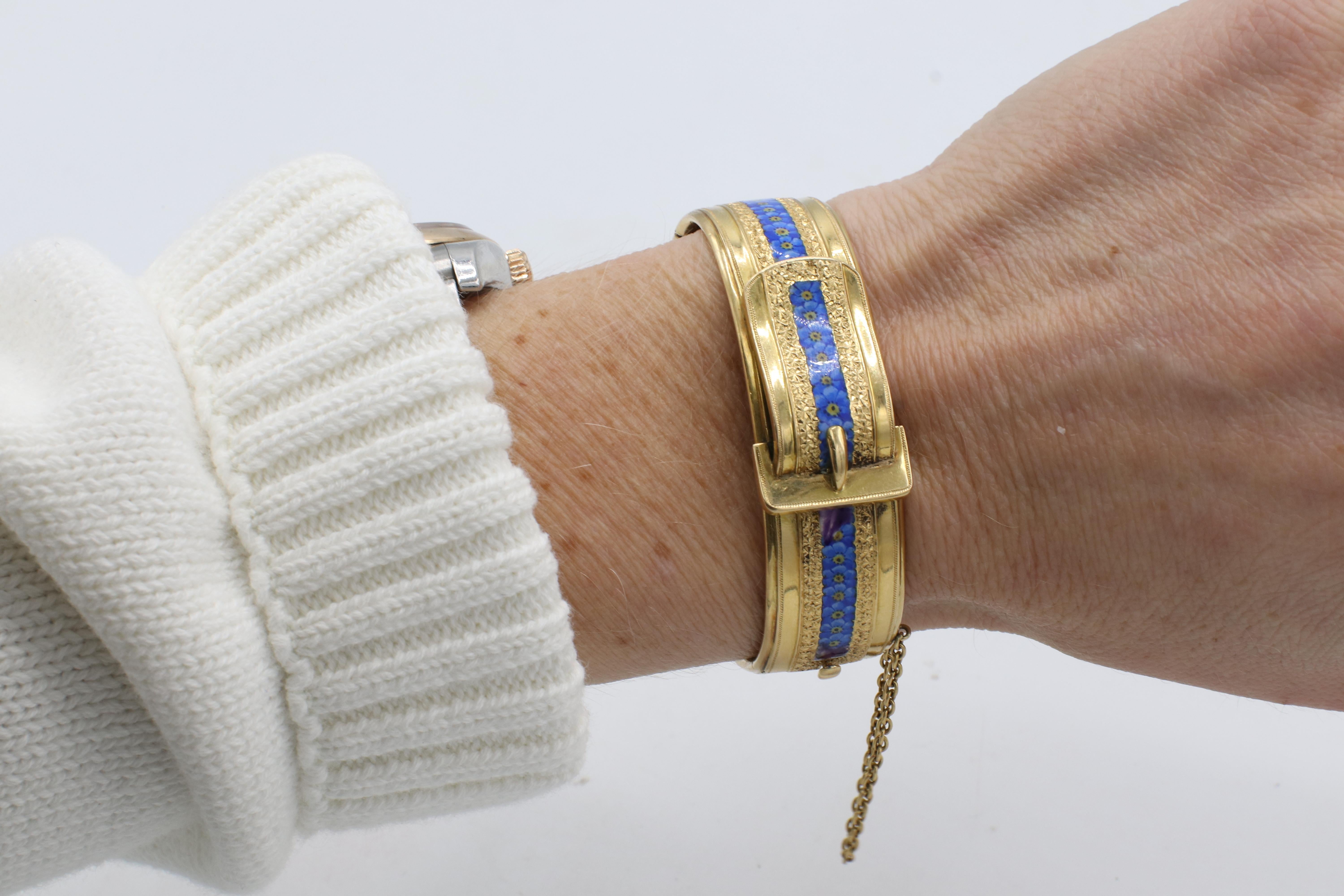 Bracelet victorien en or jaune 18 carats avec boucle en forme de fleur émaillée 1869 en vente 4