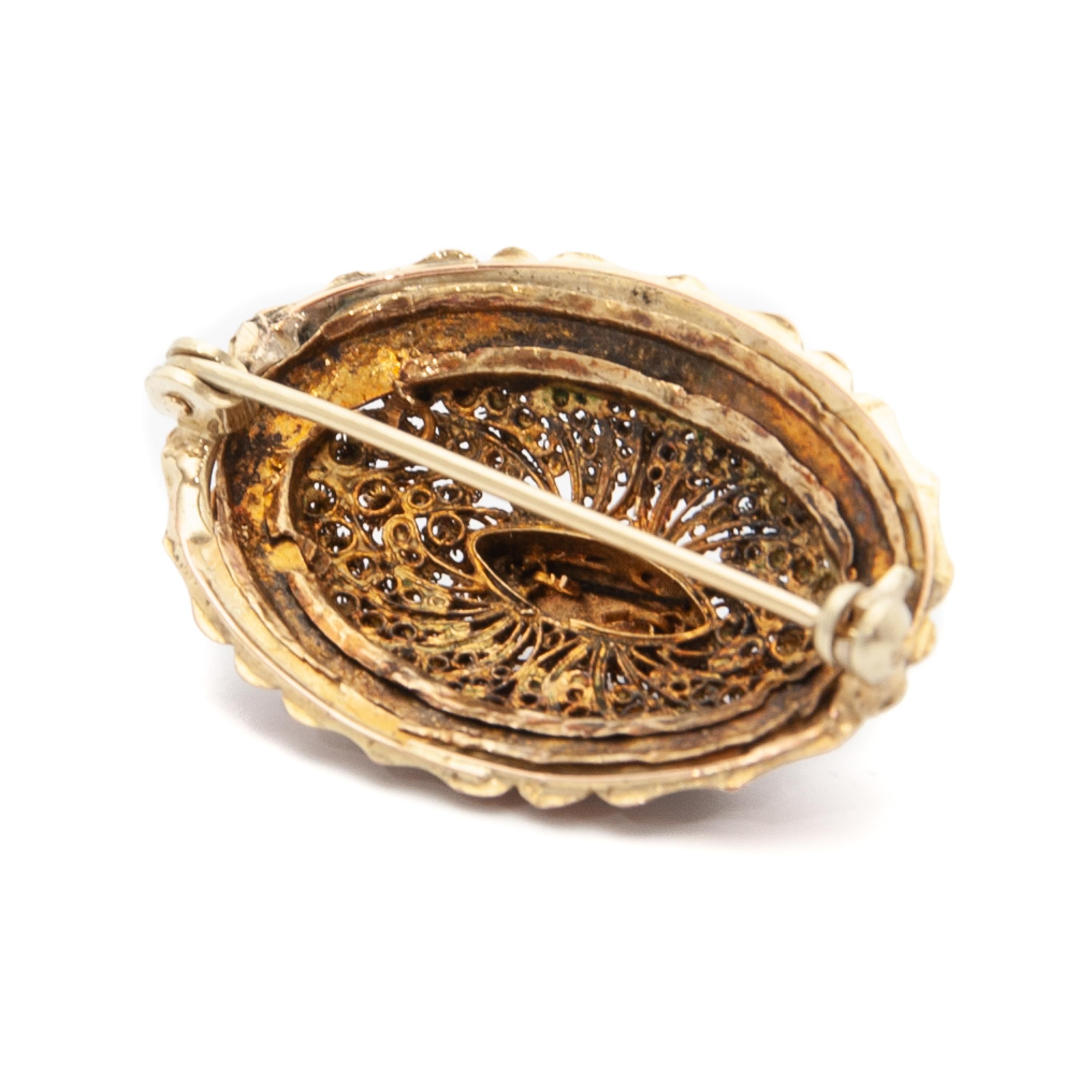 Broche ancienne en or 18 carats, cannetille et perles naturelles en vente 1
