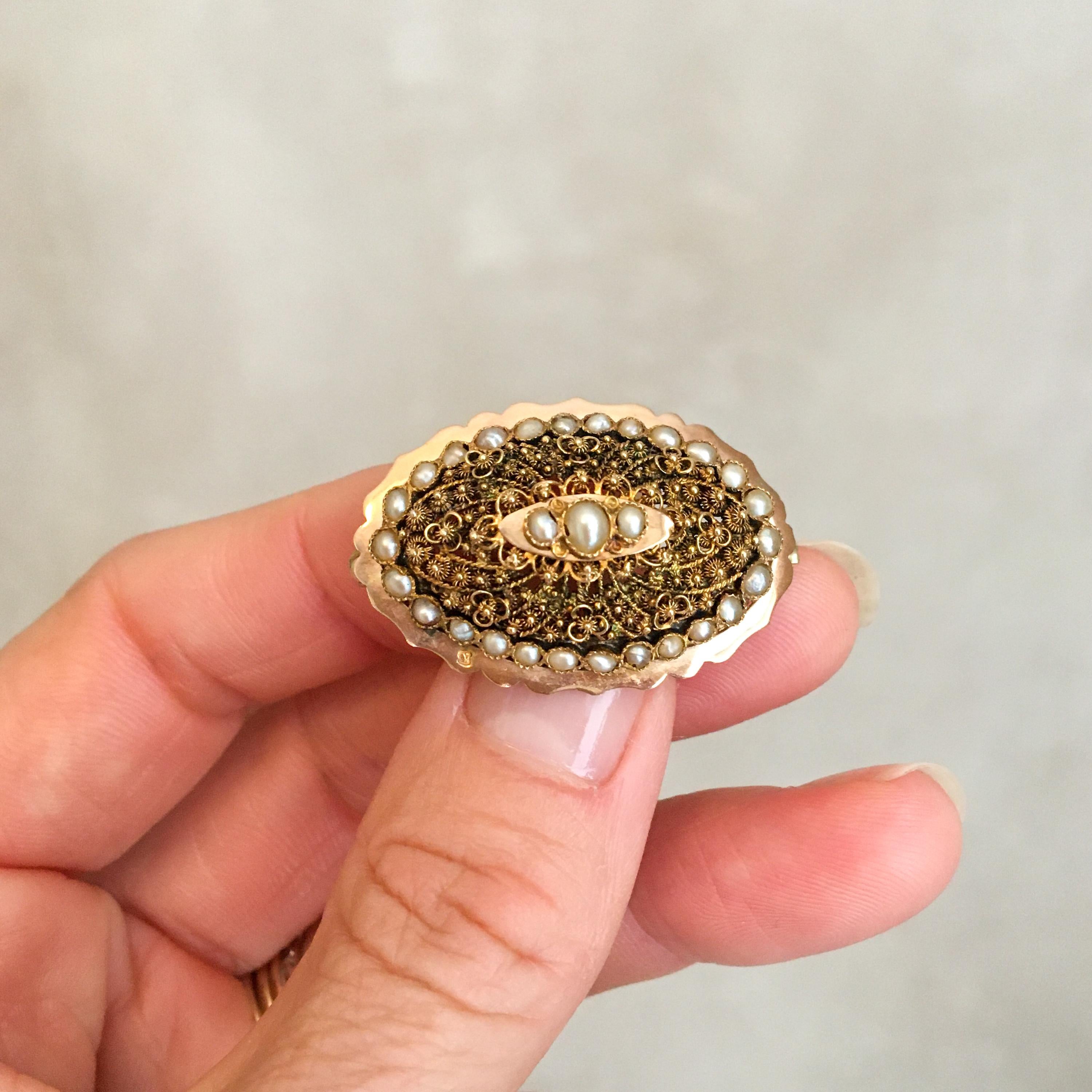 Victorien Broche ancienne en or 18 carats, cannetille et perles naturelles en vente