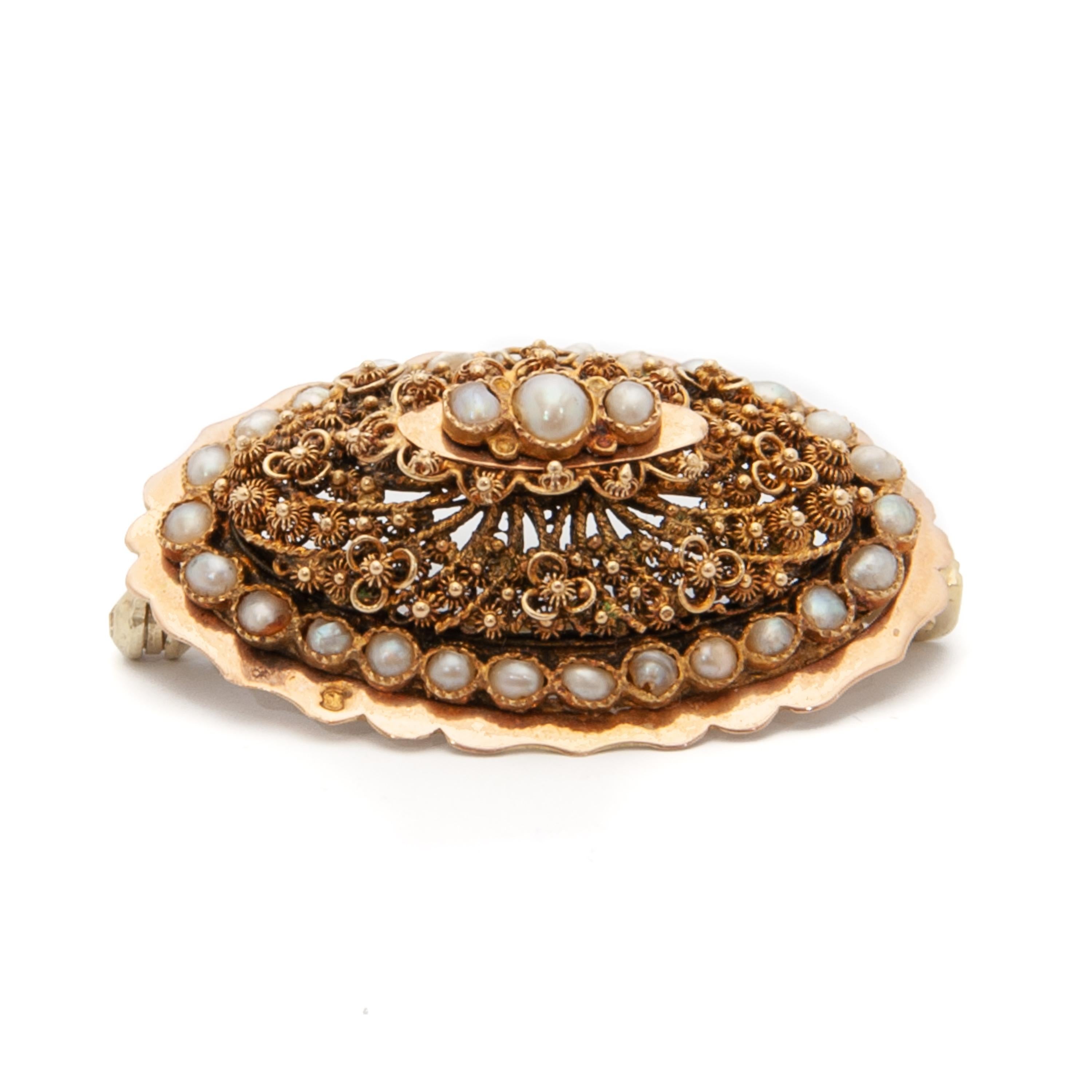 Perle Broche ancienne en or 18 carats, cannetille et perles naturelles en vente