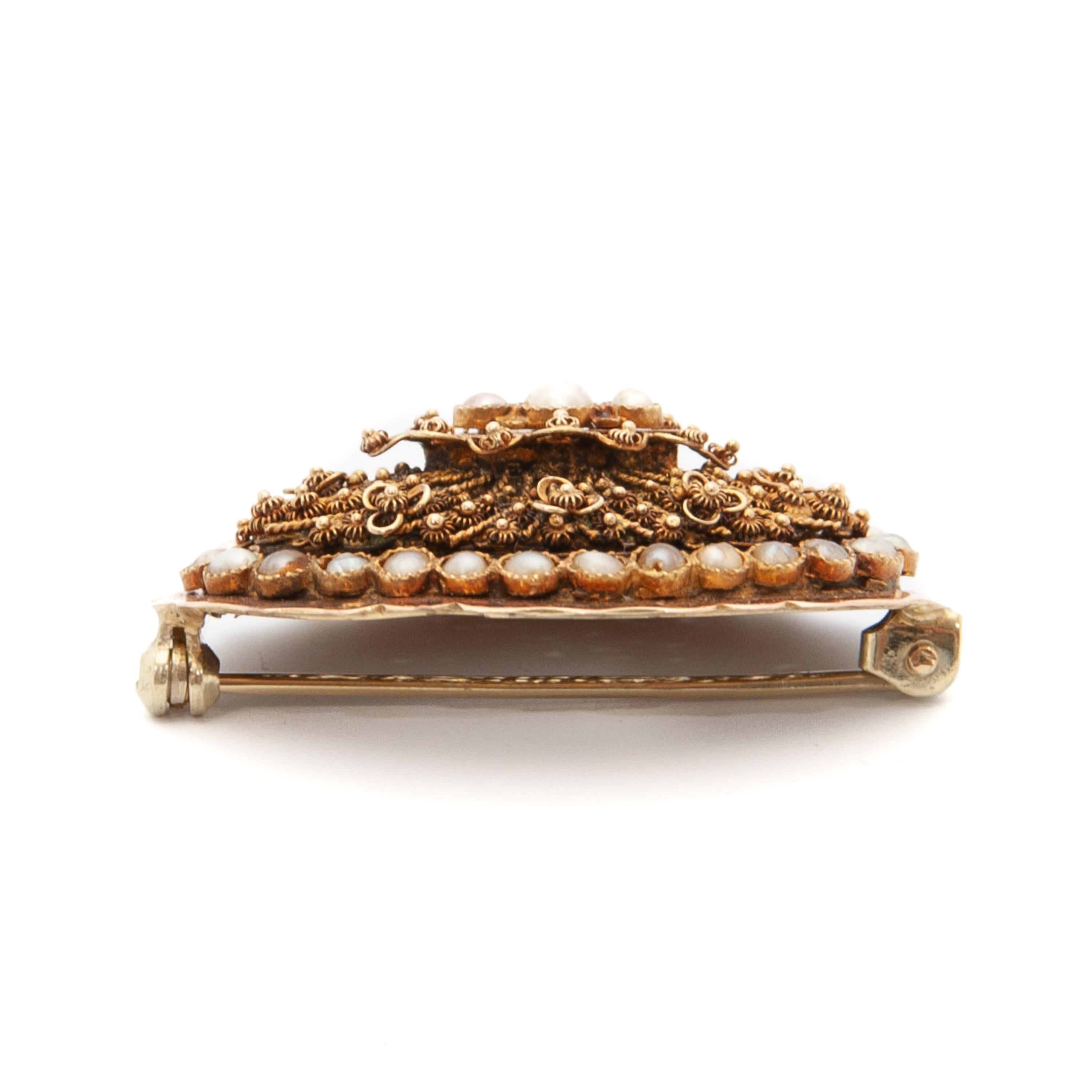 Broche ancienne en or 18 carats, cannetille et perles naturelles Pour femmes en vente