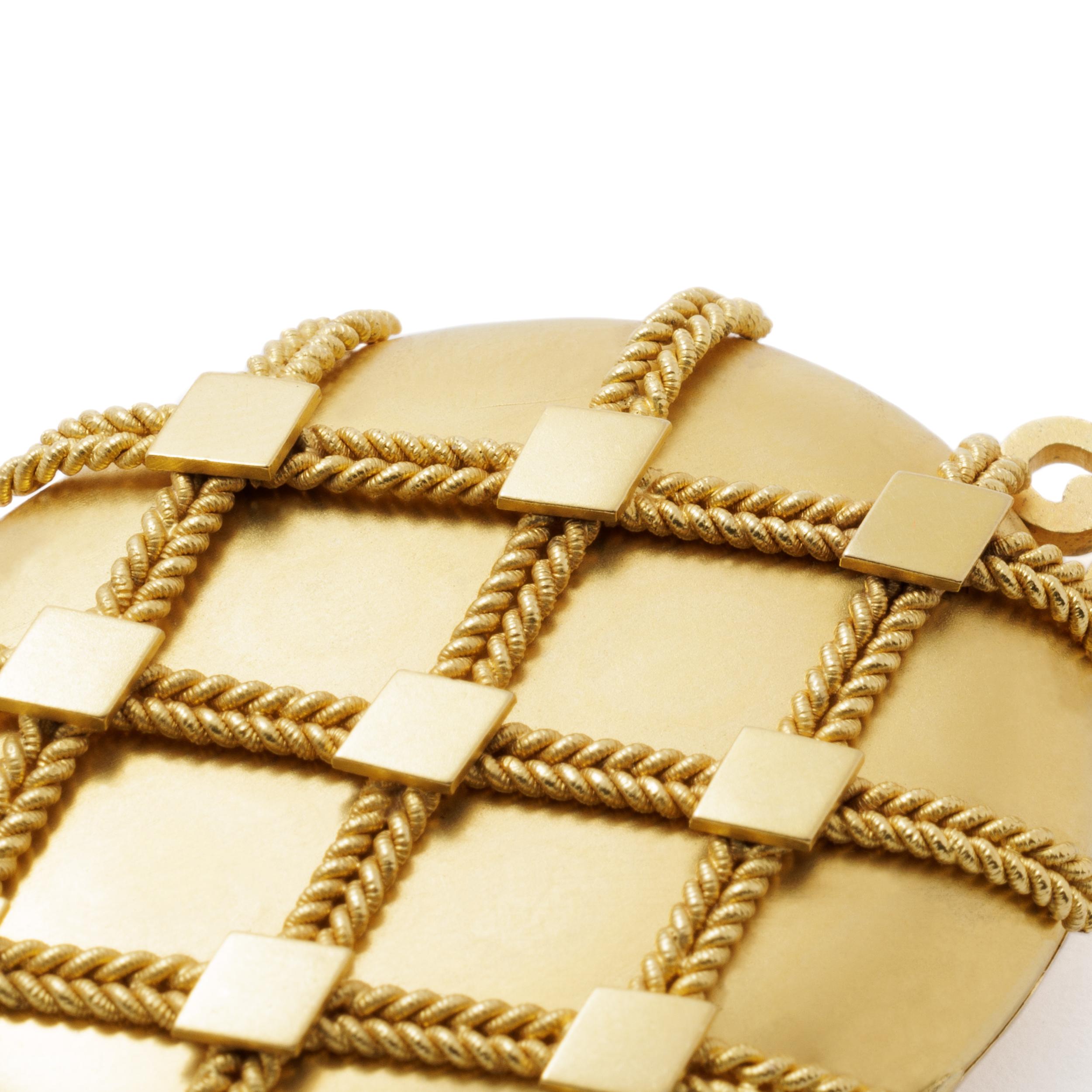 Victorian 18 Karat Yellow Gold Large Cross Hatch Motif Locket In Good Condition In New York, NY