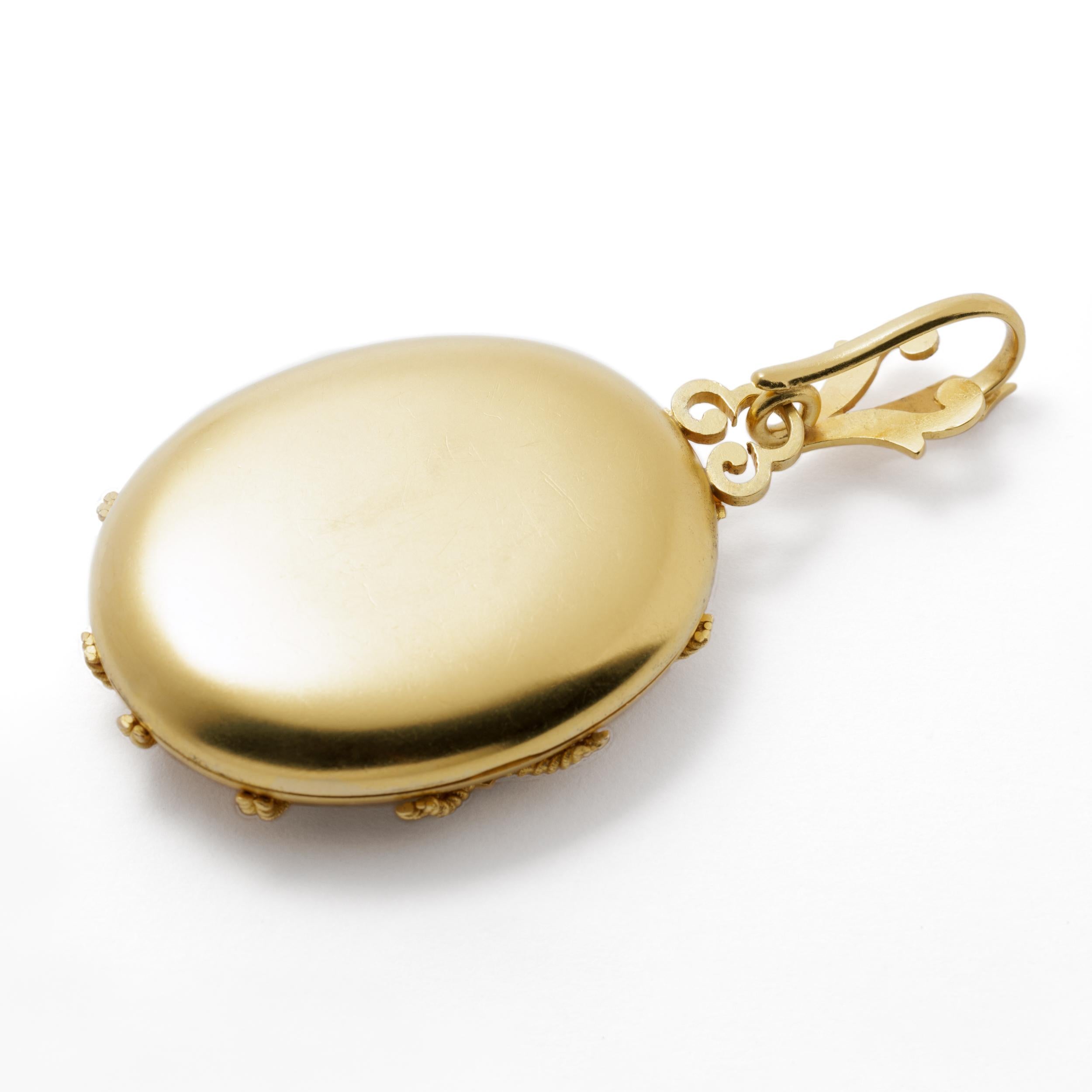 Women's or Men's Victorian 18 Karat Yellow Gold Large Cross Hatch Motif Locket