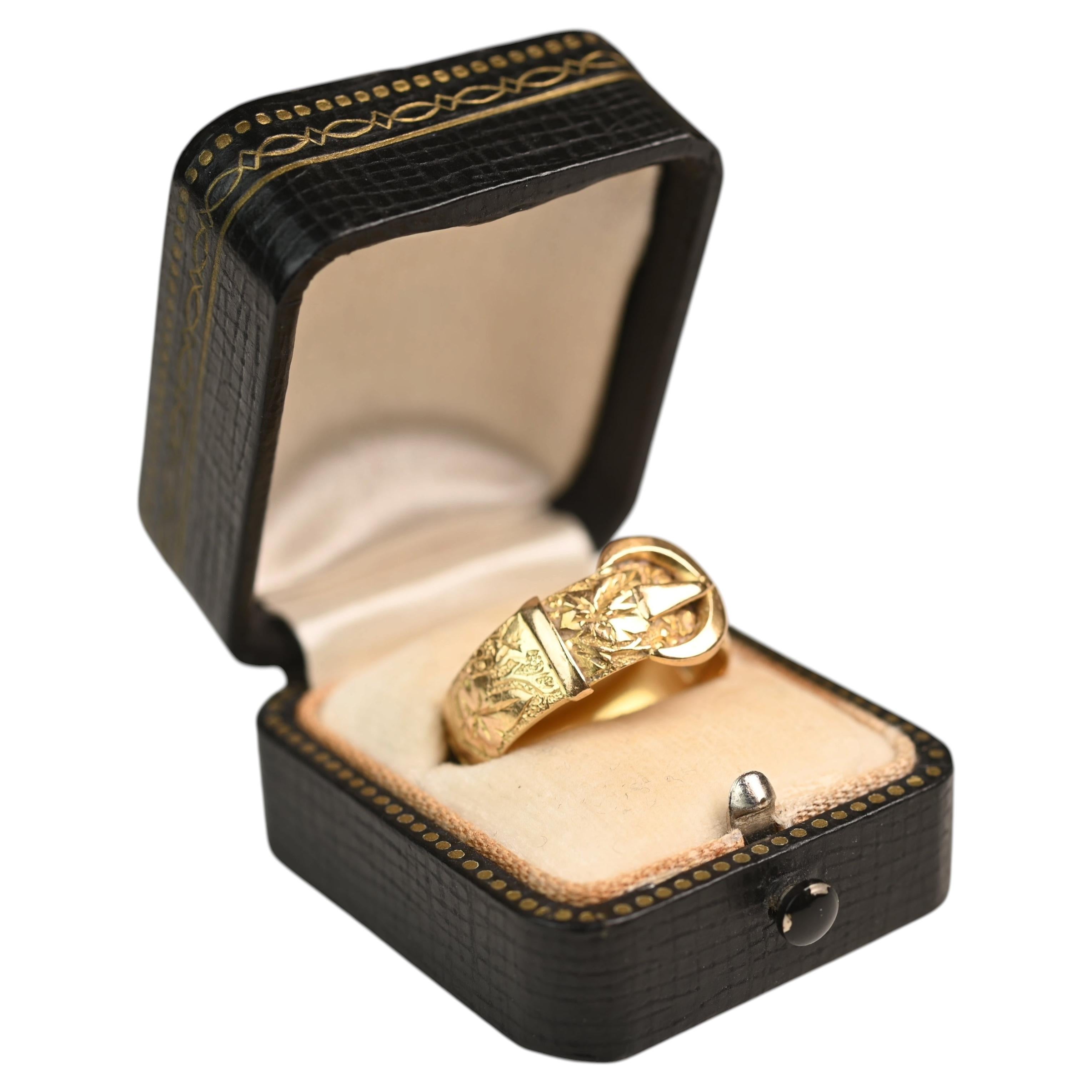 Ring aus 18 Karat Gelbgold aus der viktorianischen Zeit. Schnallenband Detaillierte Handgravuren 7mm im Angebot