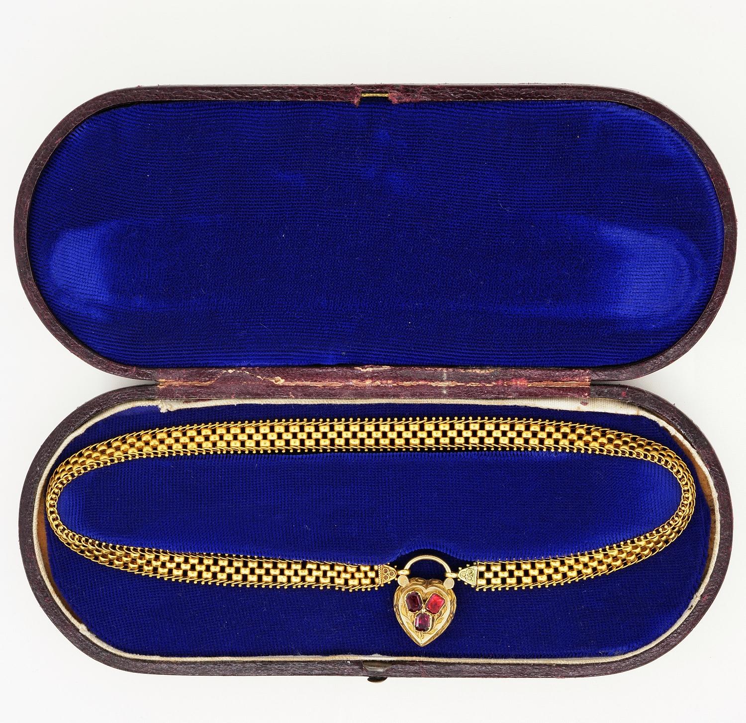 Ce joli collier date de l'époque victorienne, 1870/80 env.
Magnifique exécution de l'époque en or massif 18 carats, d'origine anglaise.
Signe qu'elle a été longtemps conservée au fil des siècles
Il s'agit d'un collier en ruban d'or fin d'une qualité