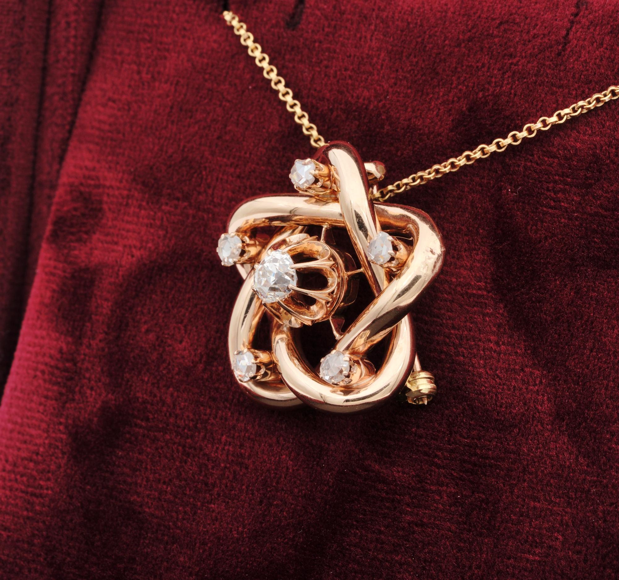 Pendentif broche victorien en or 18 carats avec nœud d'amour et diamants 1,80 carat Unisexe en vente