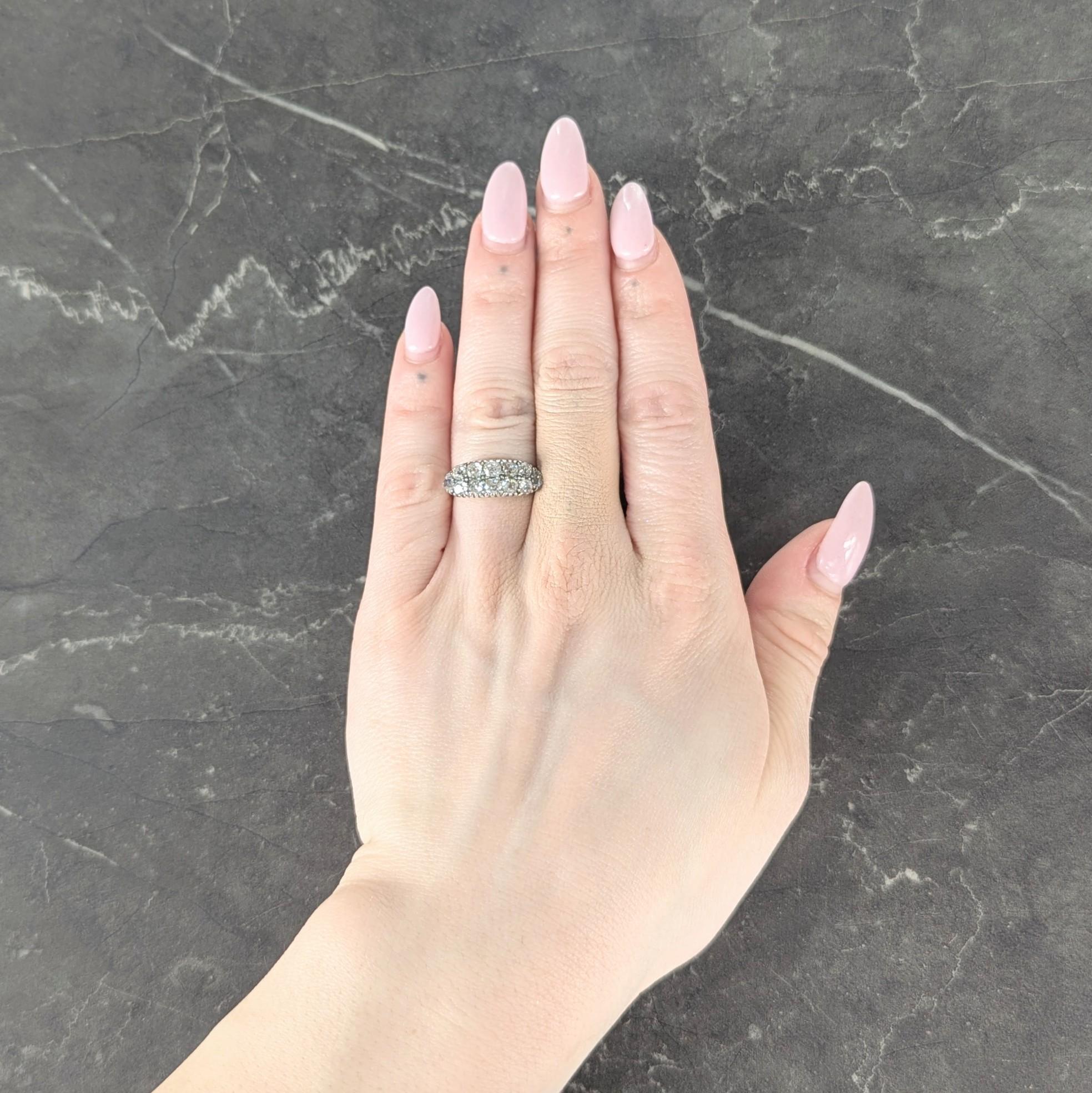 Due file sovrapposte di diamanti taglio old mine per un peso totale di circa 1,80 carati.
Colore K&M con purezza SI e incastonato in argento sterling.
Accentuato da una galleria d'oro con motivo a ghirlanda traforata (a) Gallery
Affiancato da spalle