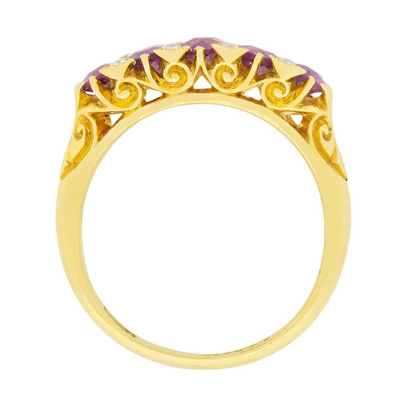 Dieser wunderschöne viktorianische Ring enthält fünf rosafarbene Granate, die von Diamanten im Acht-Schliff akzentuiert werden. Die Granate haben eine violett-rosa Farbe und sind oval geformt. Der Granat in der Mitte hat 0,40 Karat, zwei Granate von