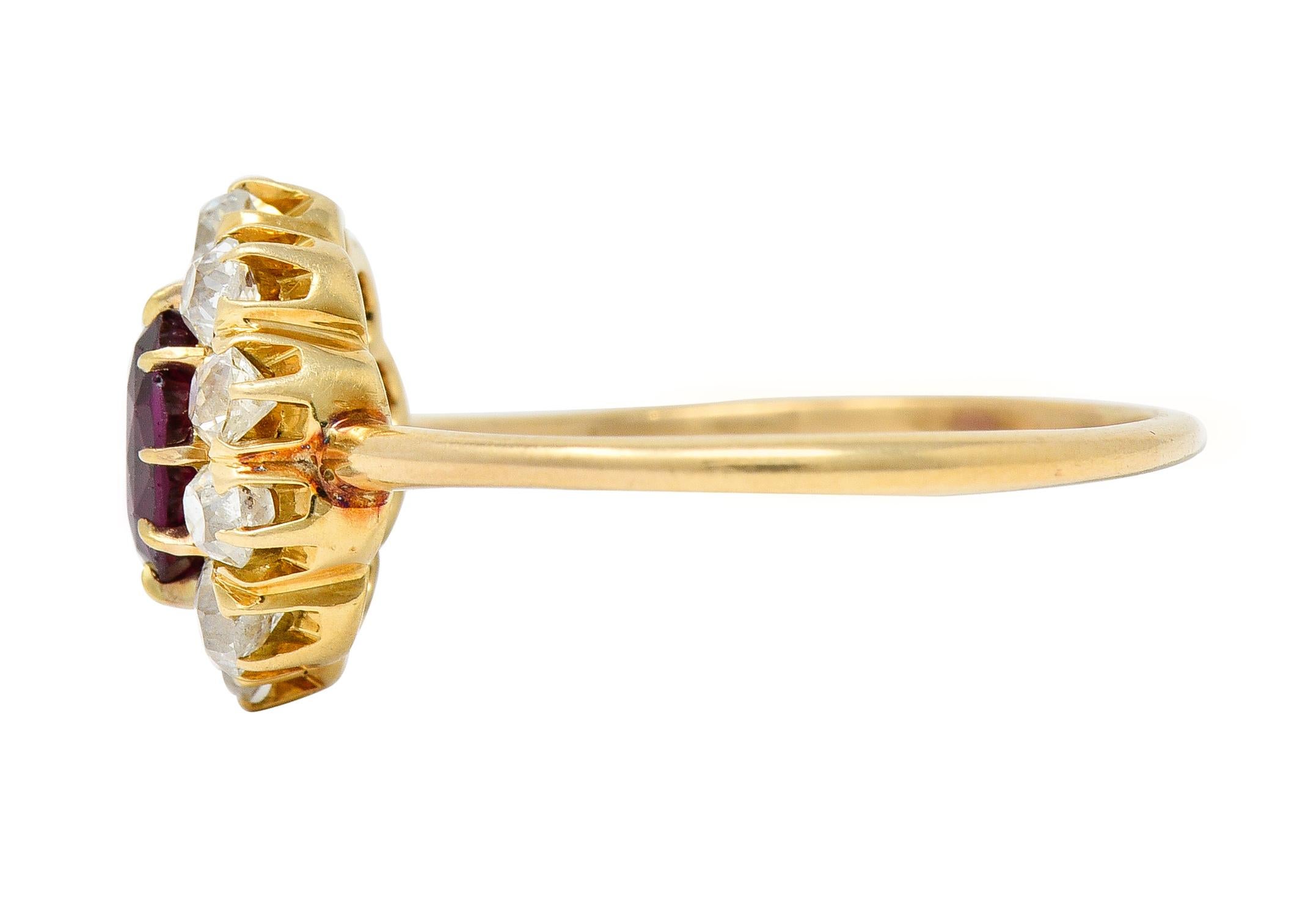 Viktorianischer 1,82 Karat Rubin-Diamant-Cluster-Ring aus 14 Karat Gelbgold für Damen oder Herren im Angebot