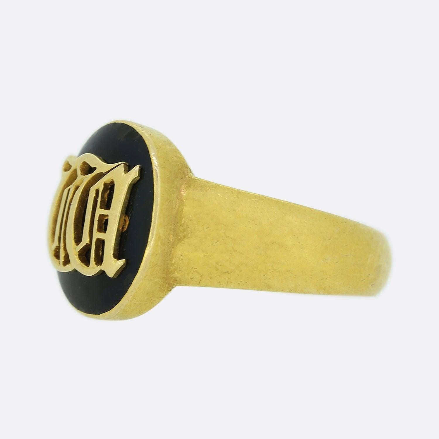 Dies ist ein wunderschöner Trauerring aus 18 Karat Gelbgold aus der viktorianischen Ära. Der Ring ist mit Initialen auf der Vorderseite und einem Medaillonfach auf der Rückseite des Rings versehen und wurde aus 18 Karat Gelbgold gefertigt.