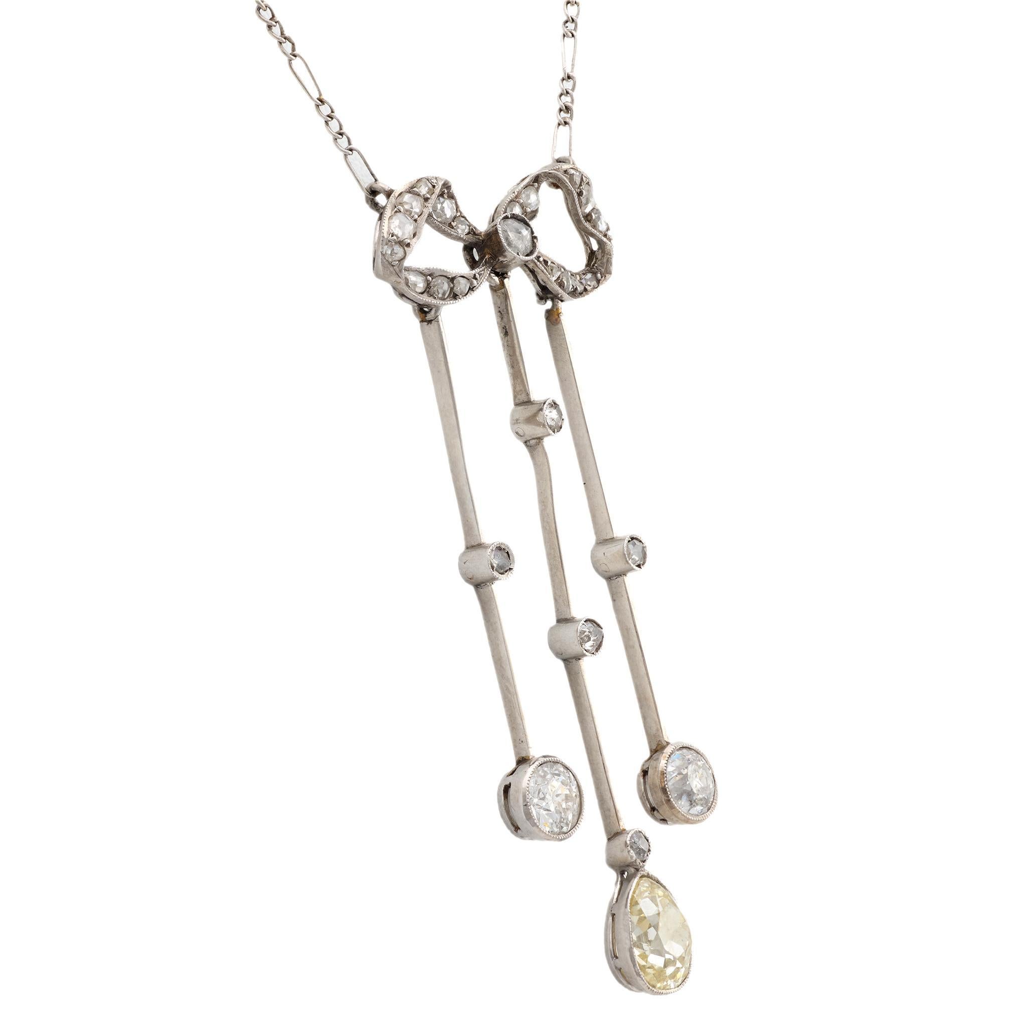 Ce collier de style victorien datant de 1900 présente un diamant ancien de forme poire d'environ .80 carats de couleur O-P et de pureté SI, encadré par deux diamants anciens de taille européenne totalisant environ .90 carats de couleur H et de