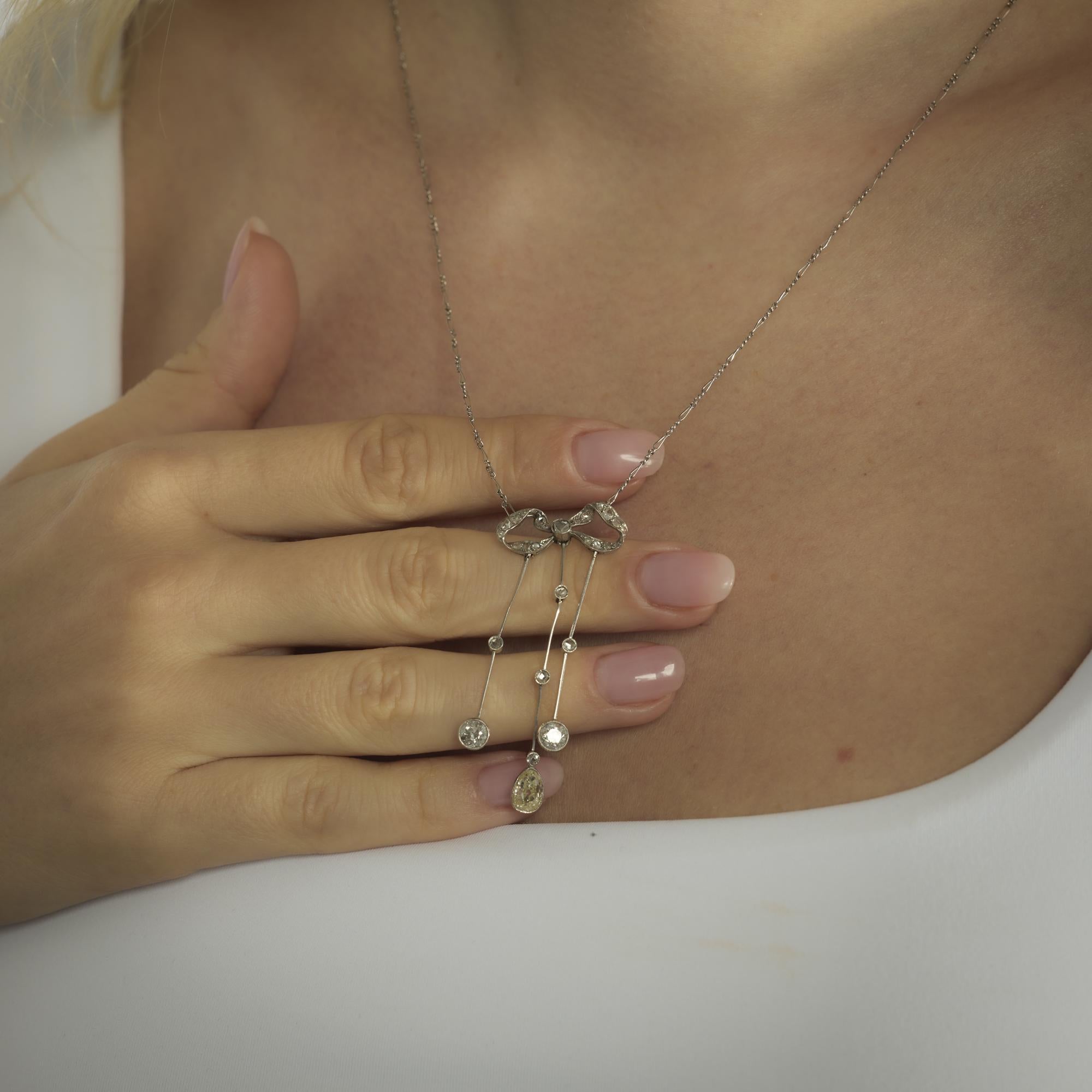 Moderne Collier victorien en platine contenant des diamants d'un poids total de 1,85 carat en vente