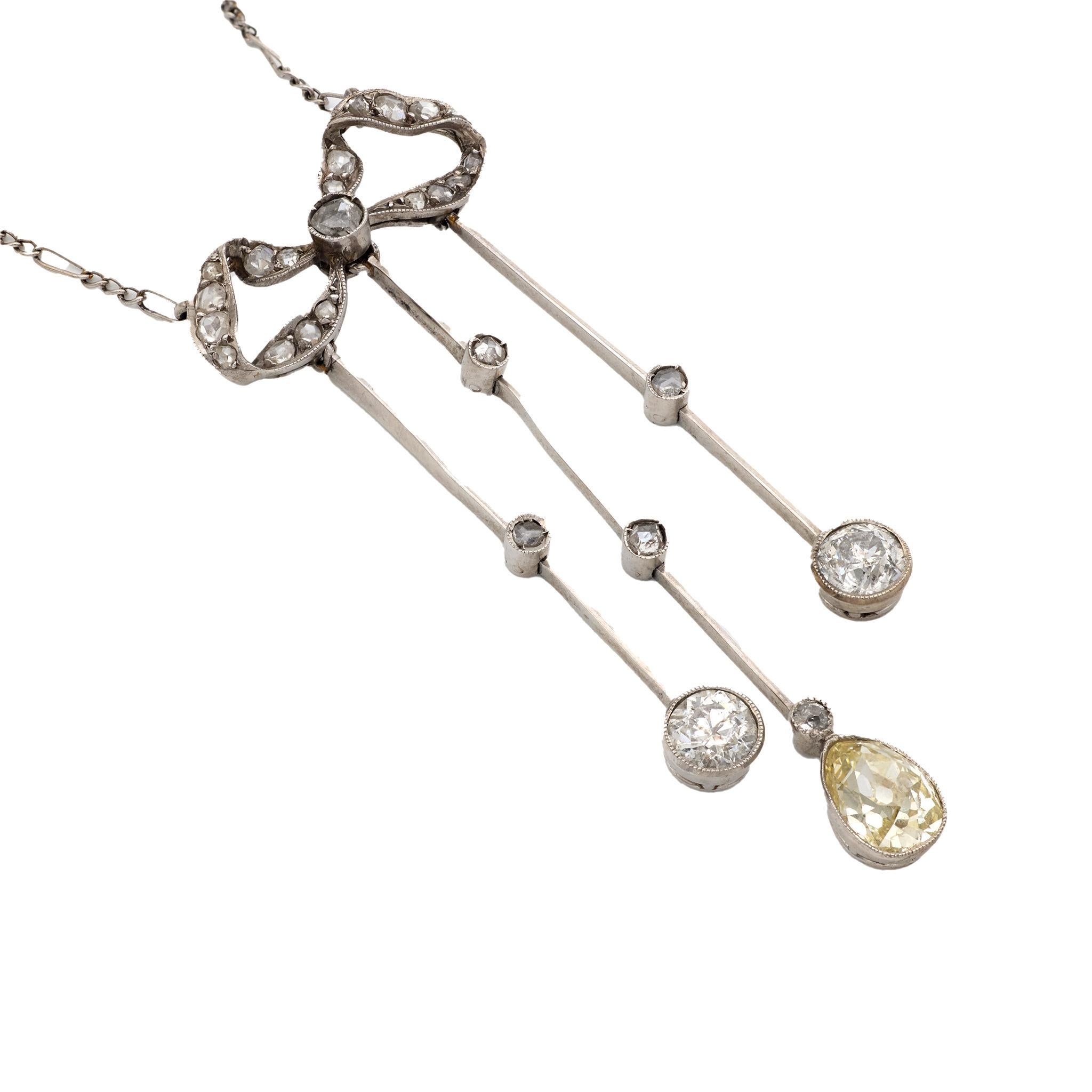 Taille poire Collier victorien en platine contenant des diamants d'un poids total de 1,85 carat en vente