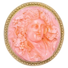 Broche pendentif victorienne de style néo-étrusque en or 18 carats avec sculpture en corail, 1860