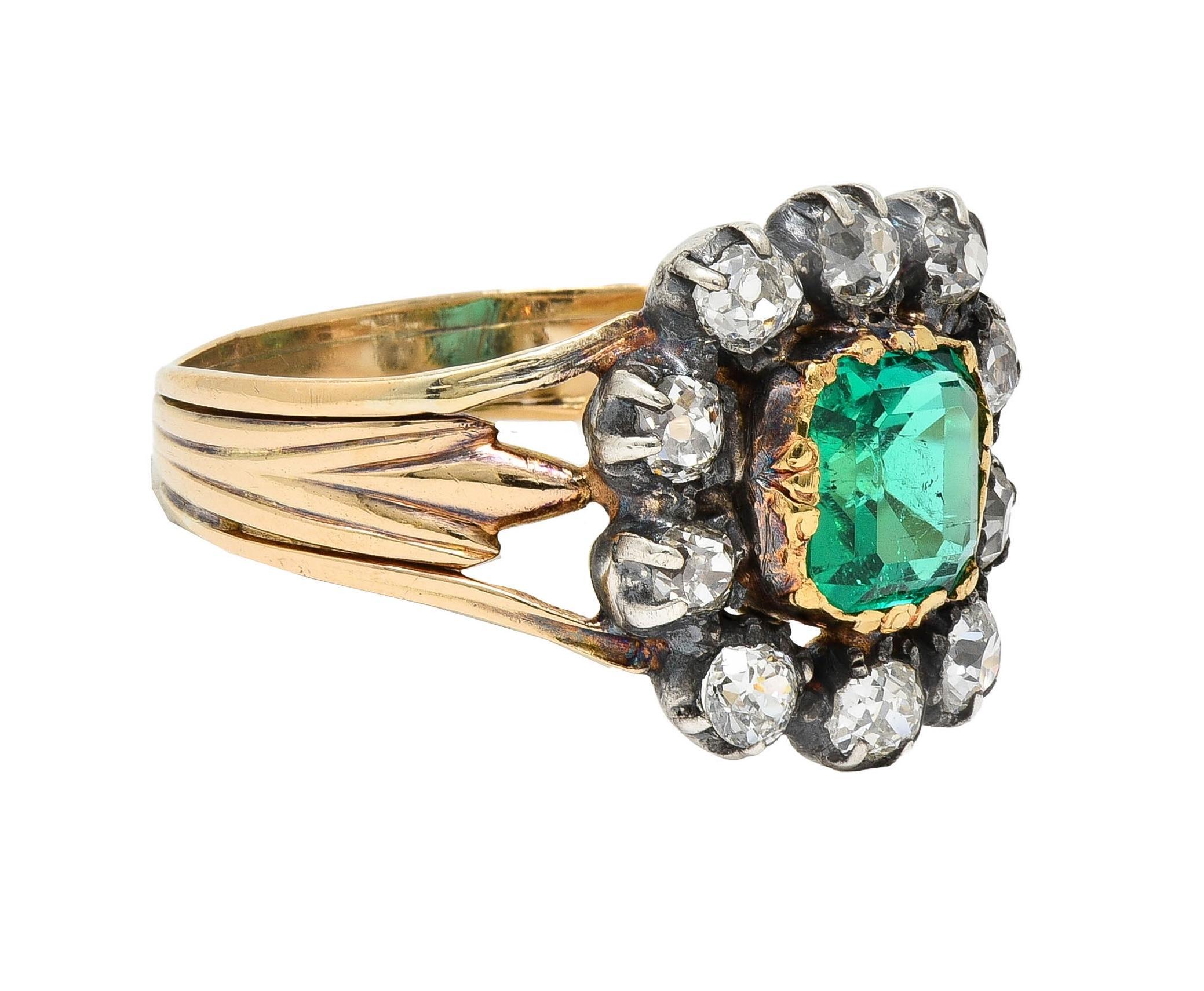Au centre, une émeraude de taille émeraude pesant environ 0.97 carat - vert moyen transparent
D'origine colombienne naturelle et présentant une amélioration modérée de la clarté (F2)
Serti dans une lunette rainurée avec un halo de diamants surmonté