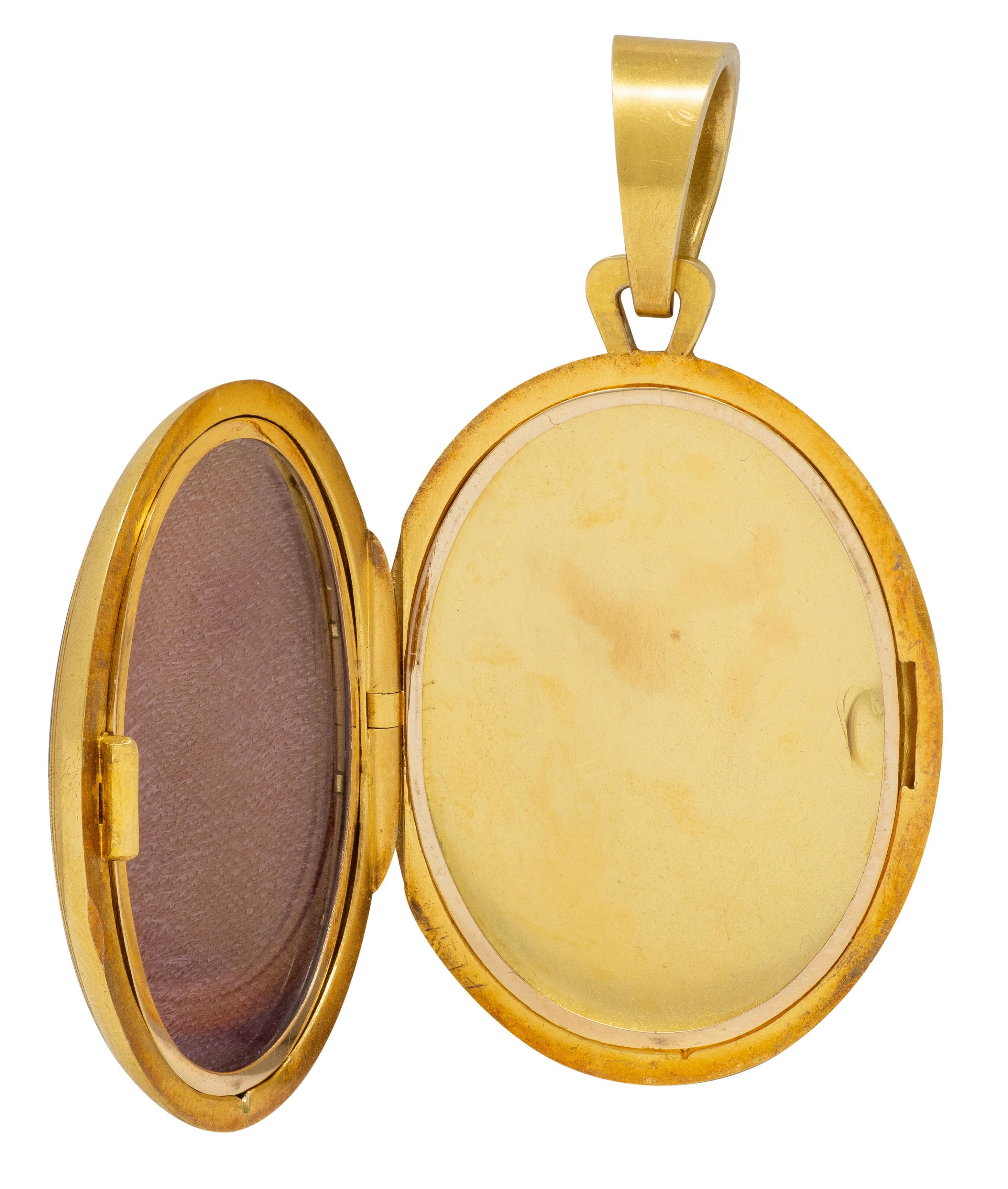 Conçu et un pendentif médaillon de forme ovale suspendu à une balle effilée.
La face avant du médaillon est ornée d'un portrait miniature en émail peint.
Représentation du mythe grec de Léda et du Cygne
Avec une femme assise et un cygne au bord de