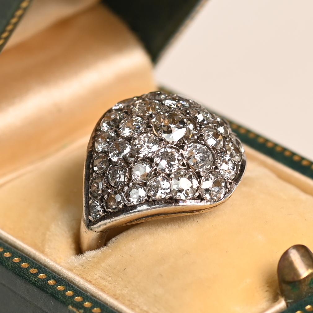 Cette magnifique bague française de l'époque victorienne, fabriquée à la main vers 1880, témoigne de l'élégance intemporelle des bijoux anciens. Cette pièce exquise présente une monture en argent en forme de dôme, entièrement pavée d'un éblouissant