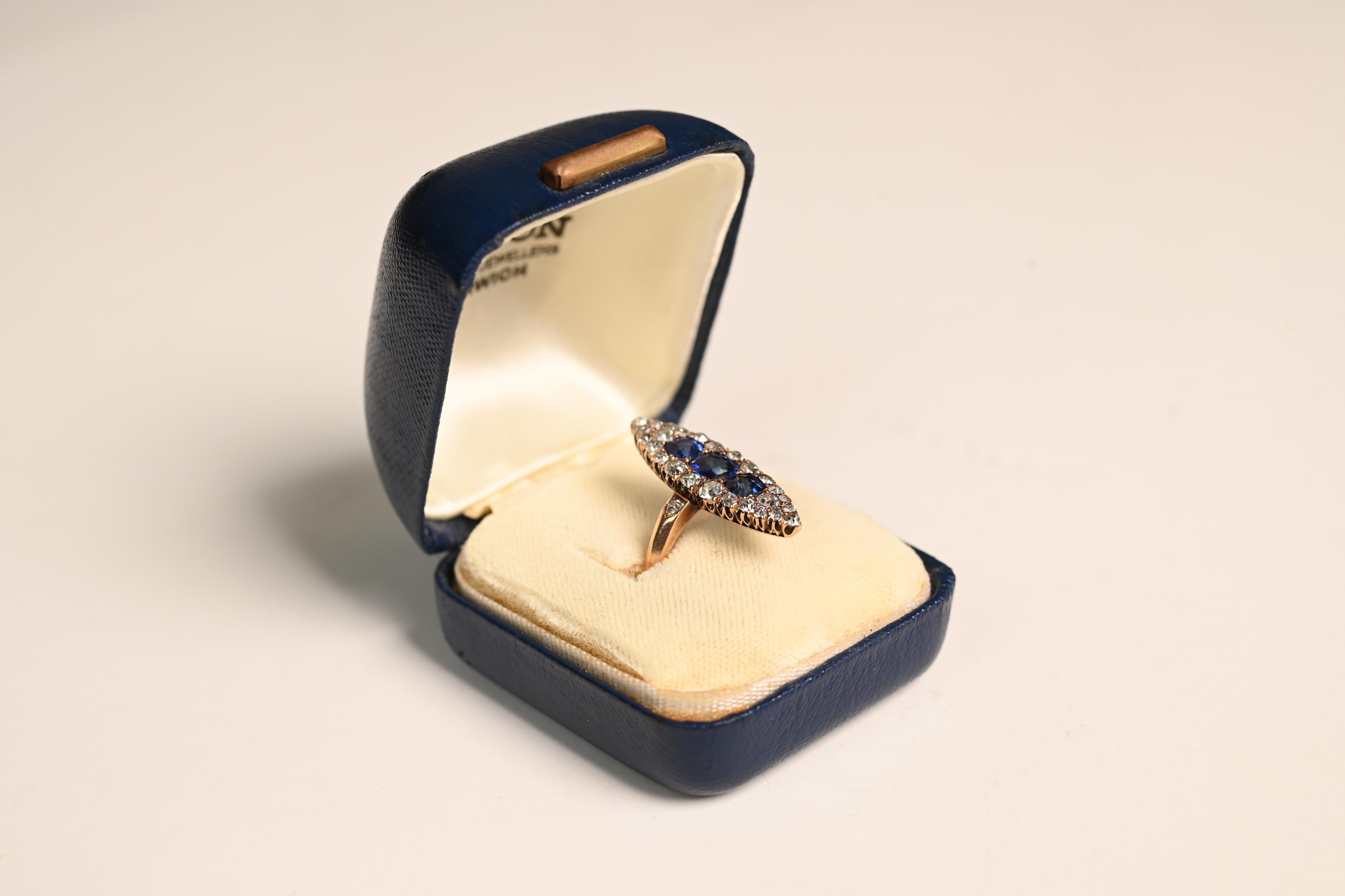 Taglio marquise Anello antico vittoriano del 1880, zaffiro (GIA circa 1,20 carati) con alone d'oro in vendita