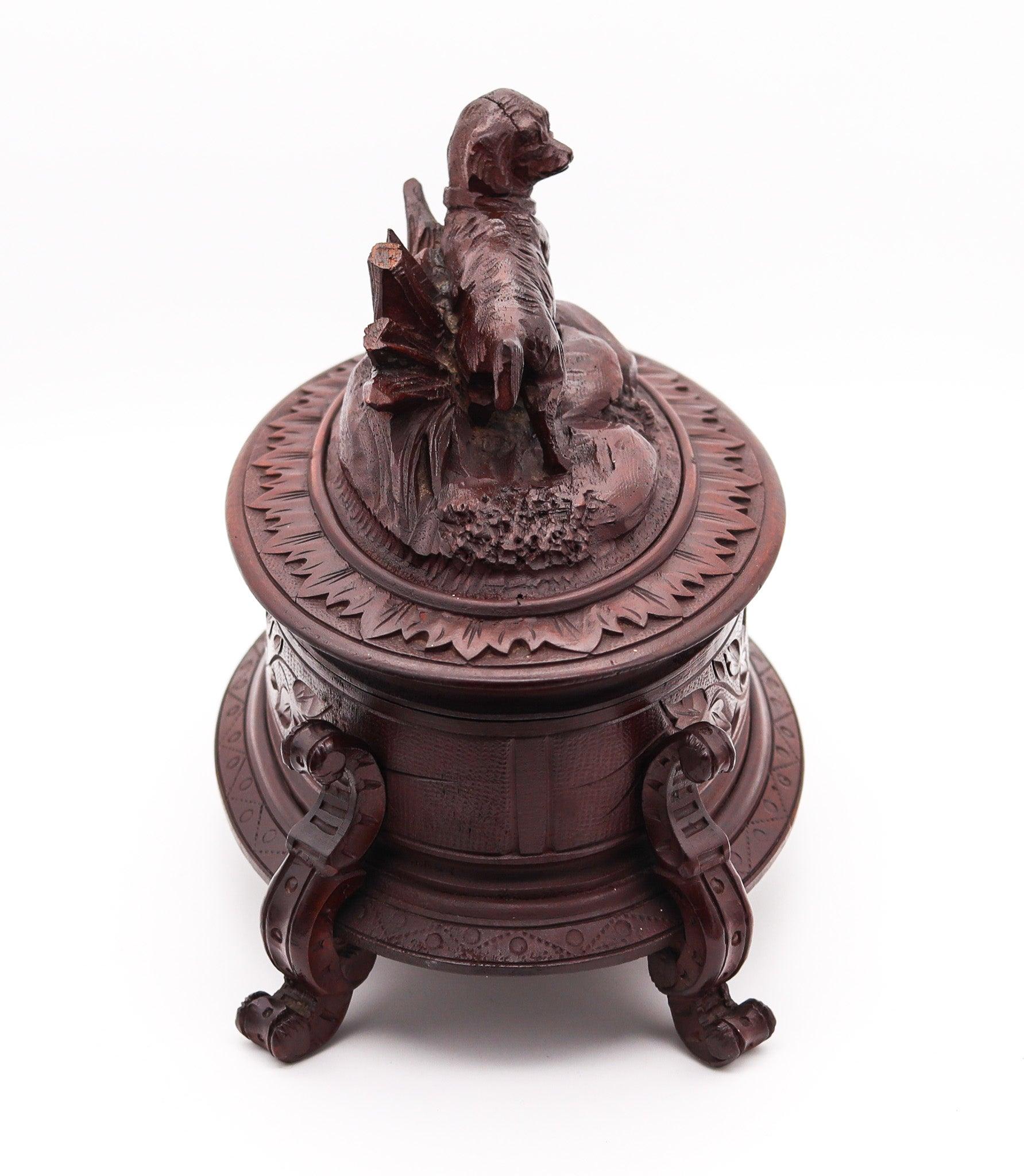 VICTORIAN 1880 Carved Wood Desk Oval Box With Hunting Dog Sculpture In Good Condition For Sale In Miami, FL