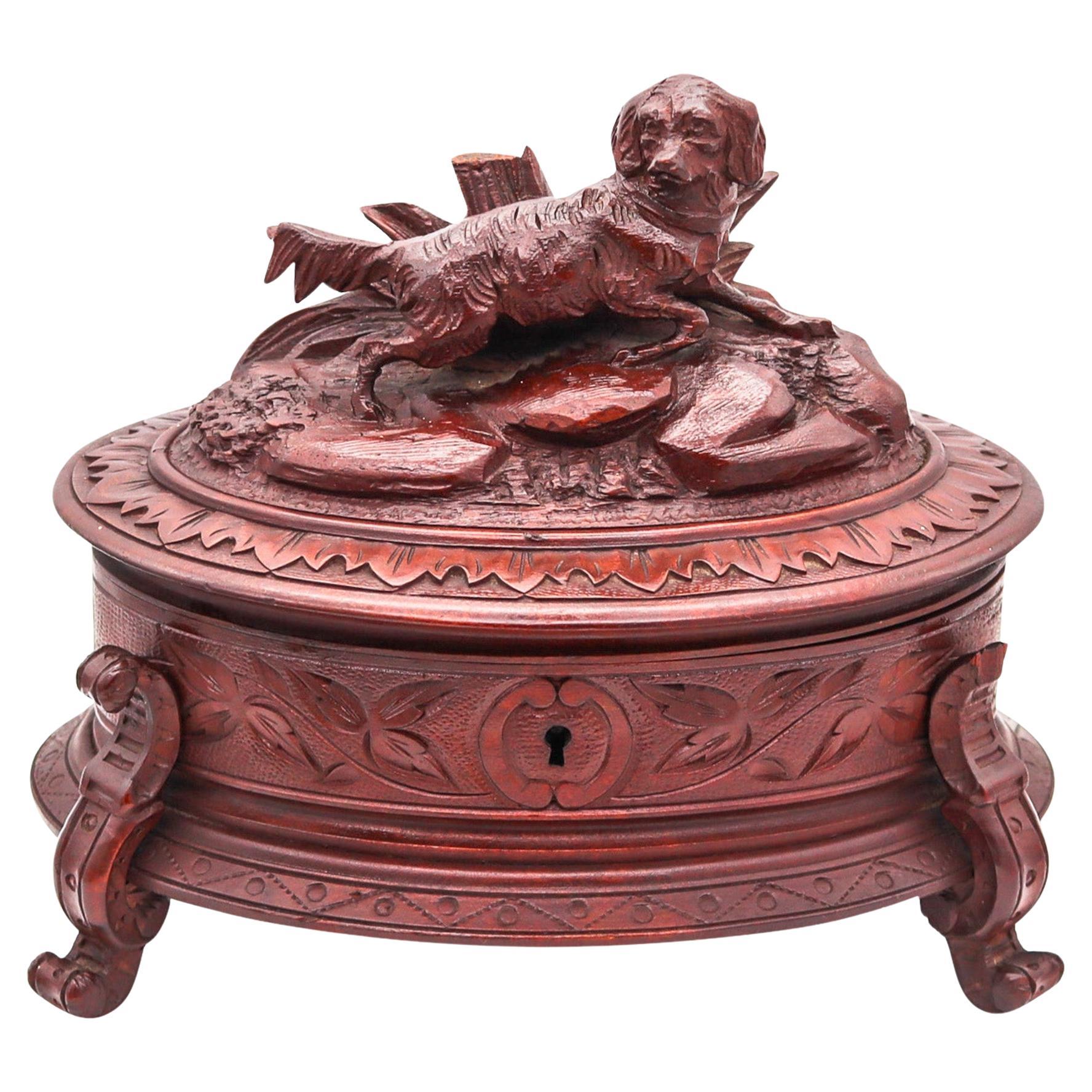 VICTORIANO 1880 Escritorio de madera tallada Caja ovalada con escultura de perro de caza