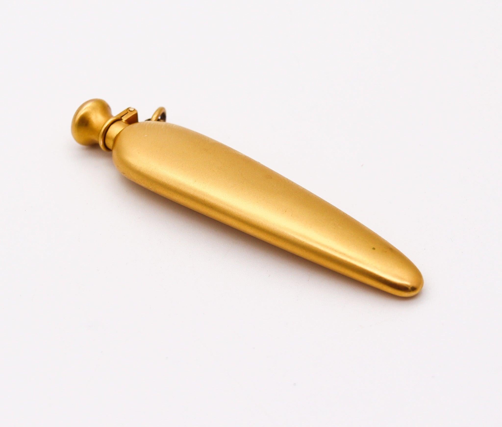 Victorien Pendentif de bouteille incurvé VICTORIAN 1880 en or jaune brossé 18 carats en vente