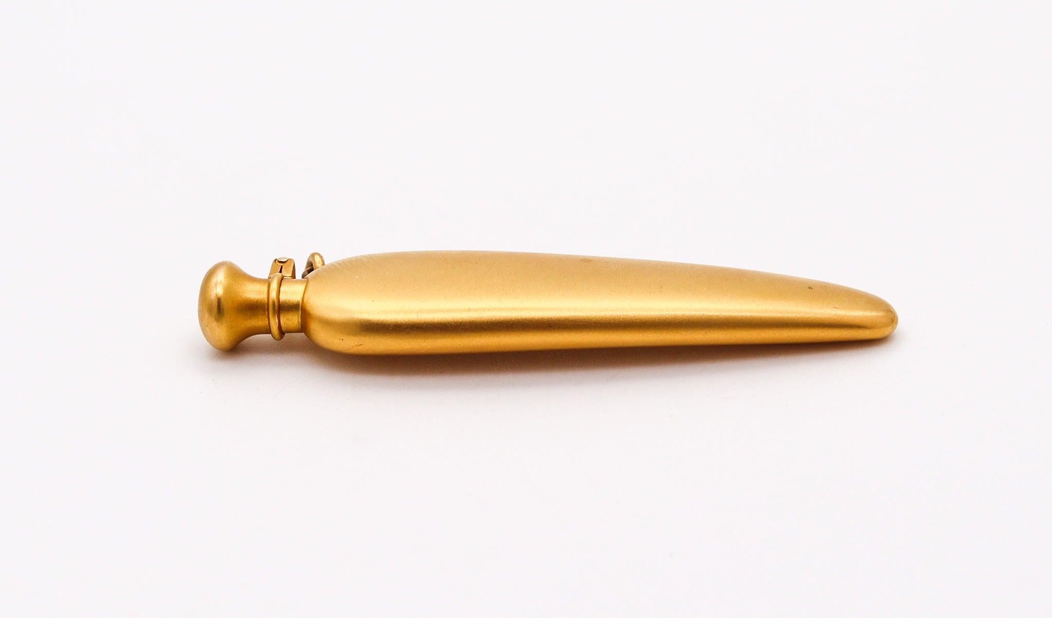 Pendentif de bouteille incurvé VICTORIAN 1880 en or jaune brossé 18 carats Excellent état - En vente à Miami, FL