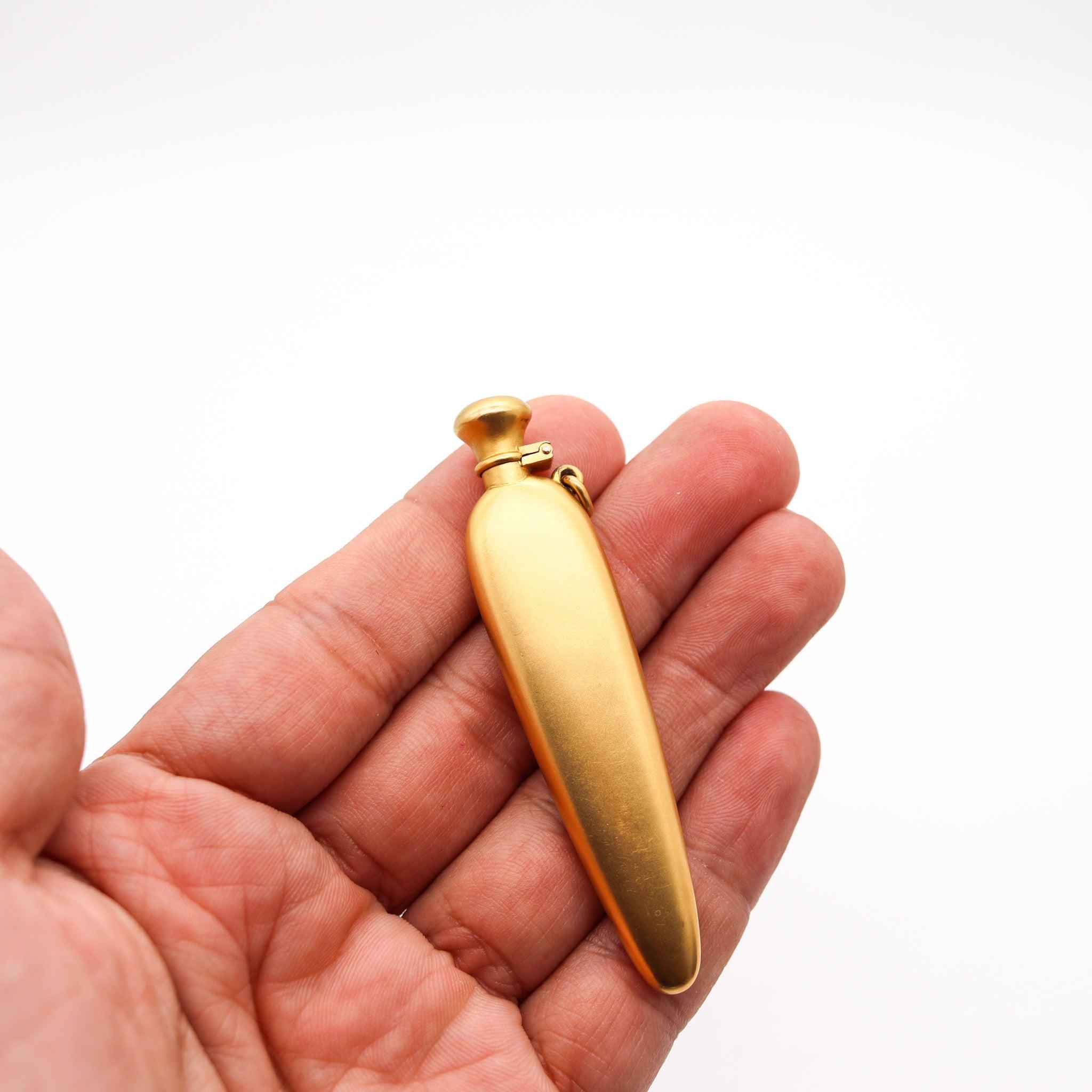 Pendentif de bouteille incurvé VICTORIAN 1880 en or jaune brossé 18 carats en vente 2