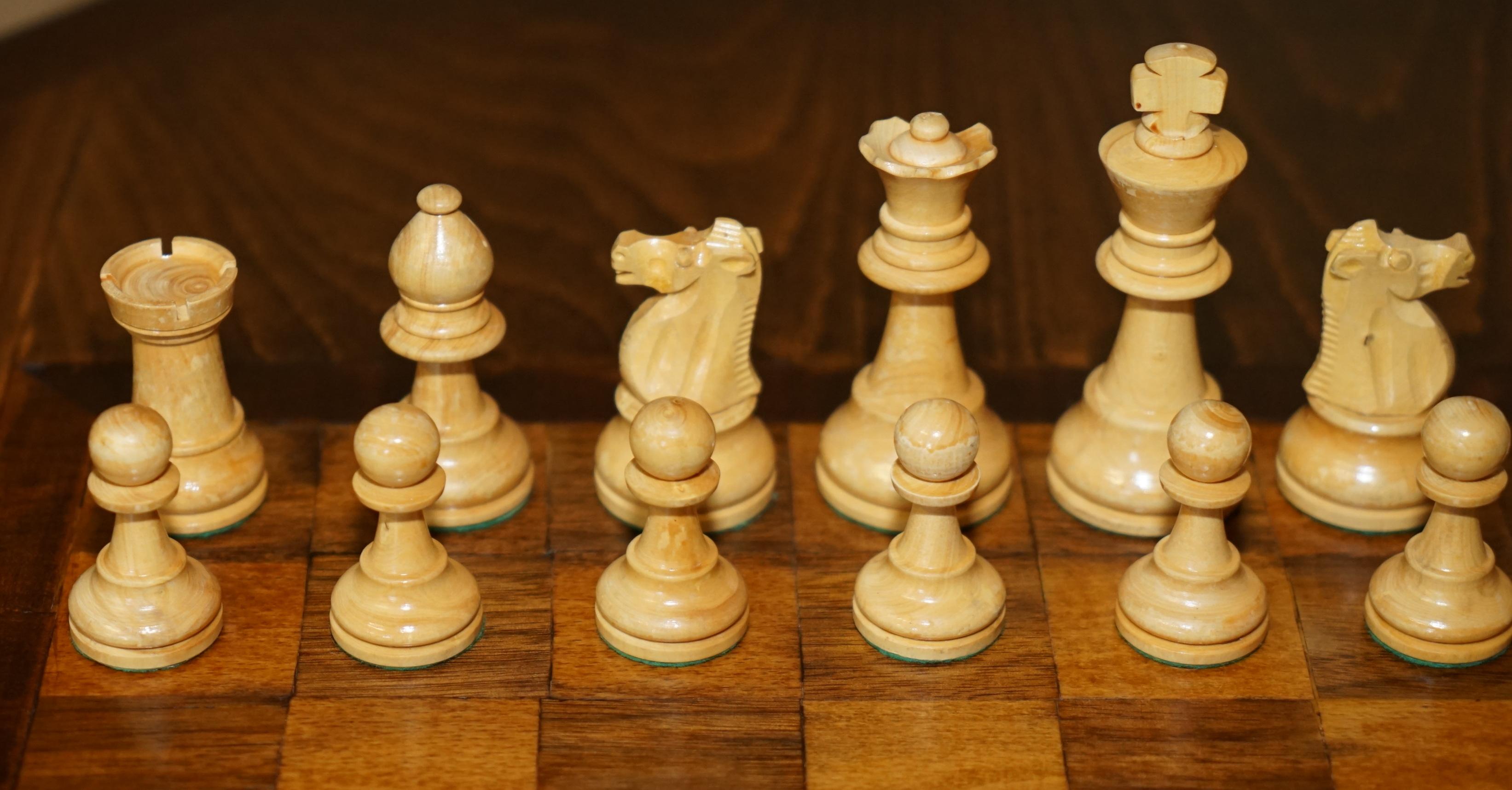 VICTORiAN 1880 ENGLISH AESTHETIC MOVEMENT CHESS BOARD TABLE + STAUNTON CHESS SET For Sale 2