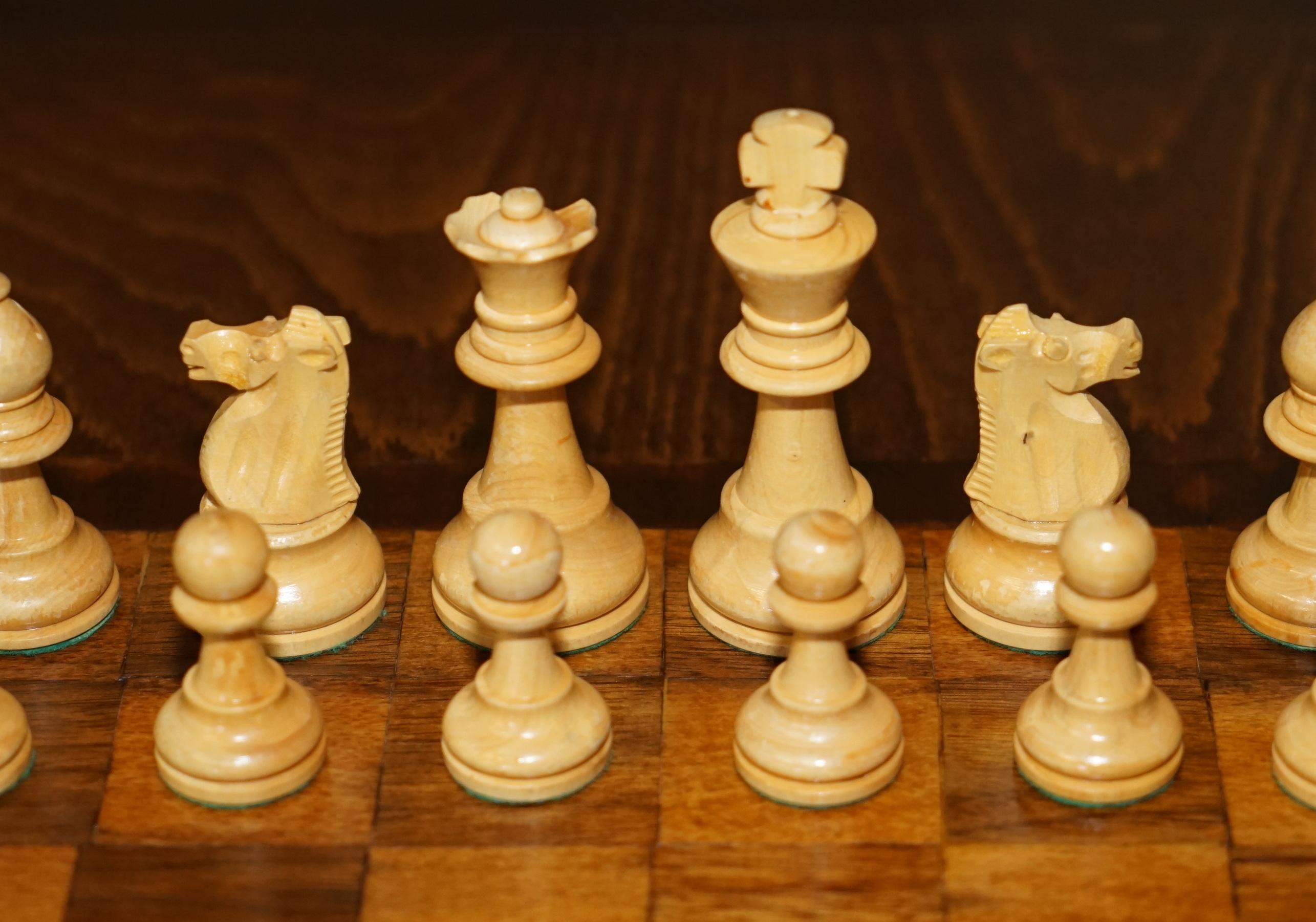 VICTORiAN 1880 ENGLISH AESTHETIC MOVEMENT CHESS BOARD TABLE + STAUNTON CHESS SET For Sale 3