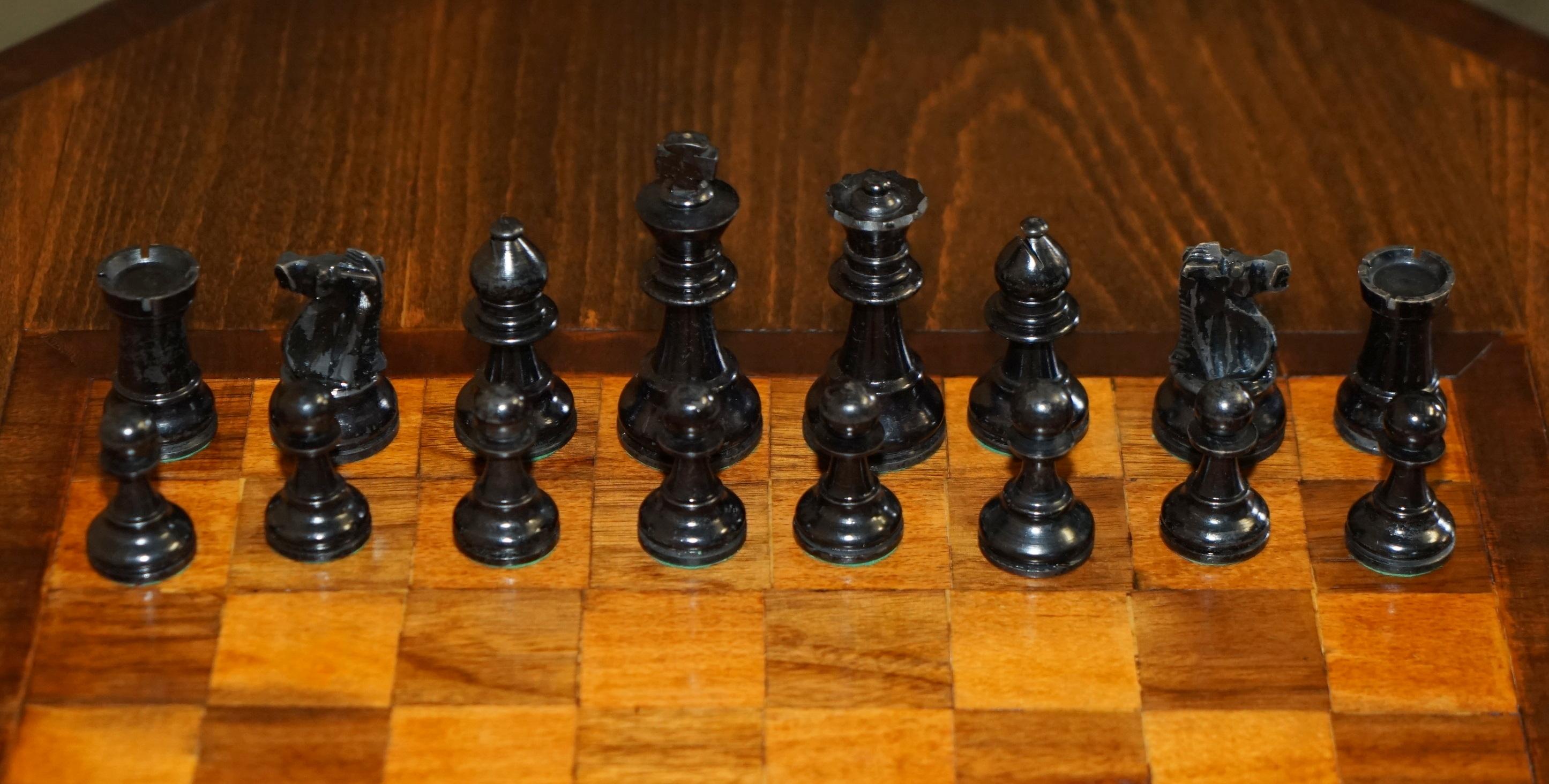 VICTORiAN 1880 ENGLISH AESTHETIC MOVEMENT CHESS BOARD TABLE + STAUNTON CHESS SET For Sale 4