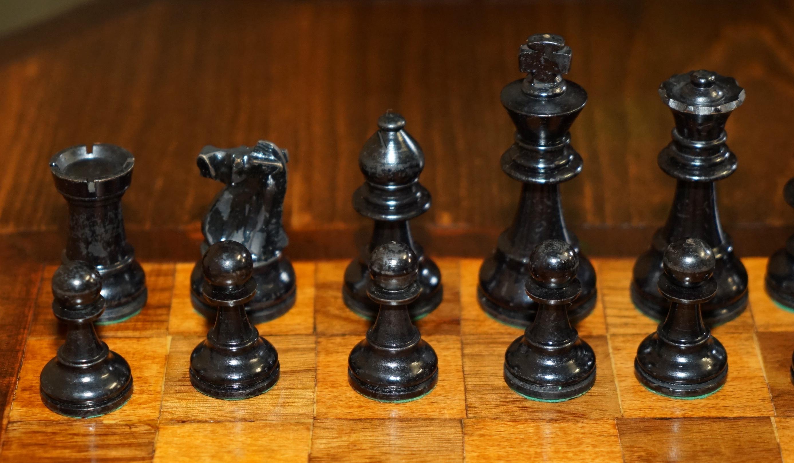 VICTORiAN 1880 ENGLISH AESTHETIC MOVEMENT CHESS BOARD TABLE + STAUNTON CHESS SET For Sale 5