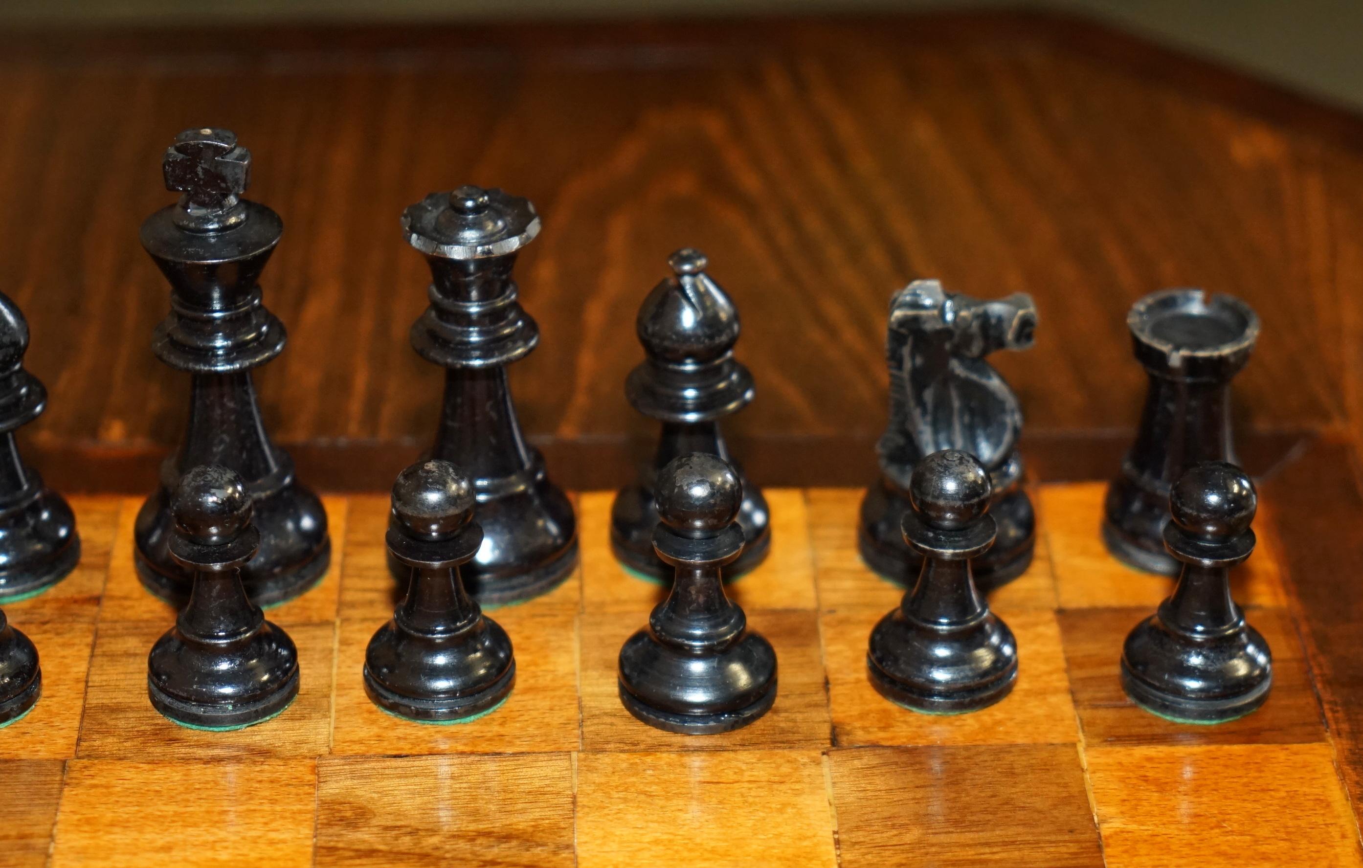 VICTORiAN 1880 ENGLISH AESTHETIC MOVEMENT CHESS BOARD TABLE + STAUNTON CHESS SET For Sale 6