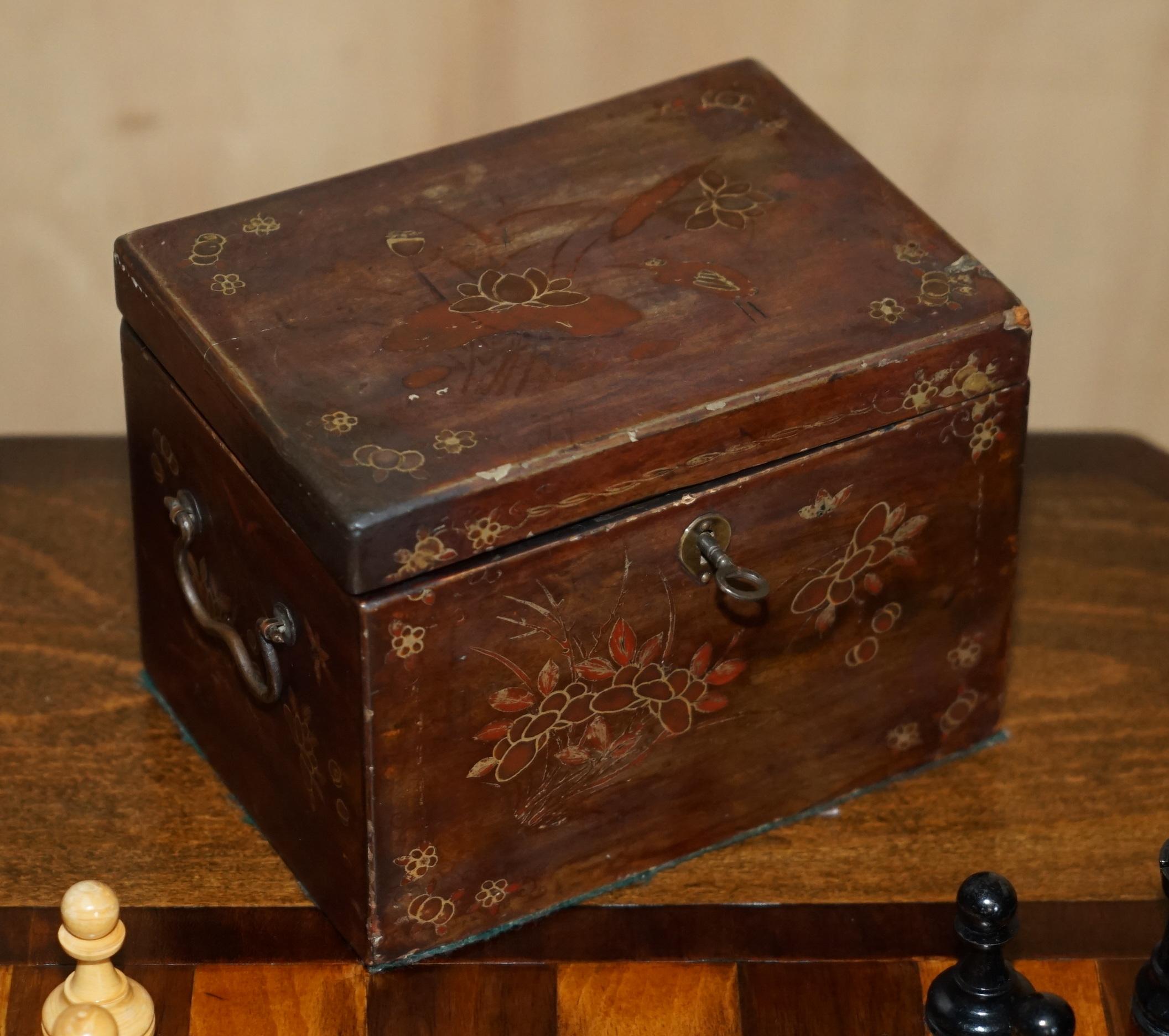 VICTORiAN 1880 ENGLISH AESTHETIC MOVEMENT CHESS BOARD TABLE + STAUNTON CHESS SET For Sale 7