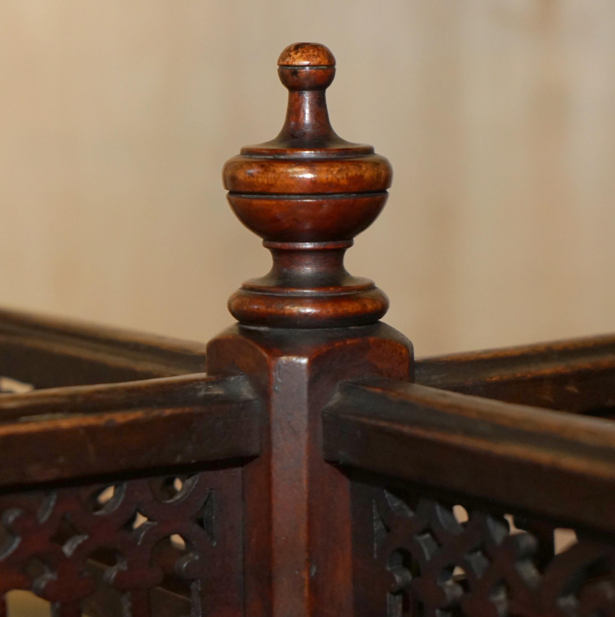 VICTORiAN 1880 ENGLISH AESTHETIC MOVEMENT CHESS BOARD TABLE + STAUNTON CHESS SET In Good Condition For Sale In West Sussex, Pulborough