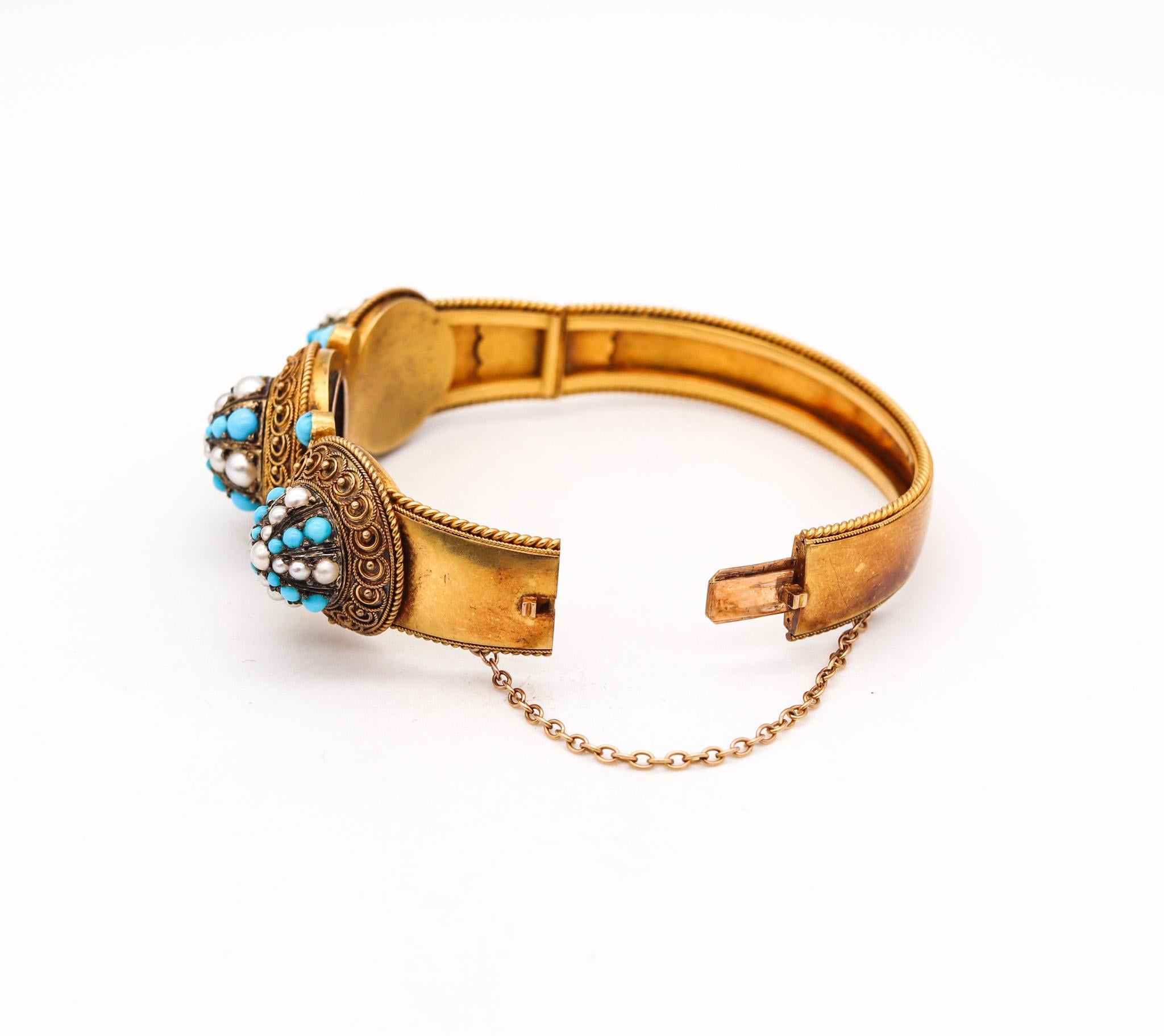 Viktorianisches etruskisches Revival-Armband aus 15 Karat Gold mit Türkis und Perlen im viktorianischen Stil von 1880 (Cabochon) im Angebot