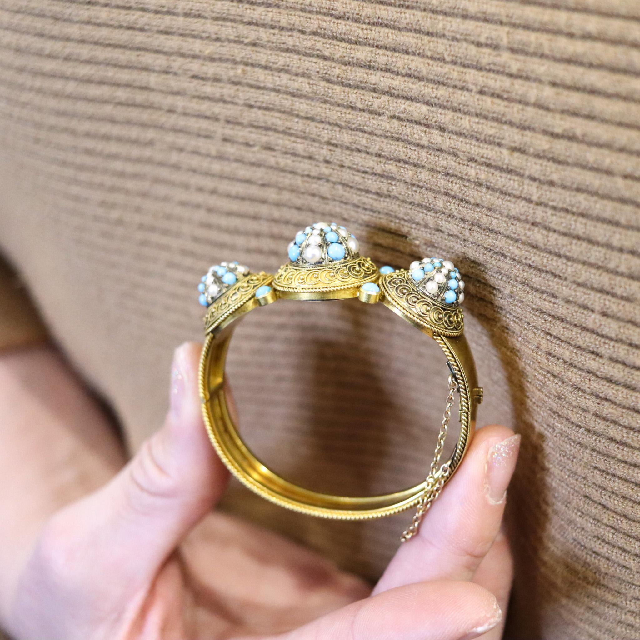 Bracelet victorien de style néo-étrusque 1880 en or 15 carats avec turquoises et perles Pour femmes en vente