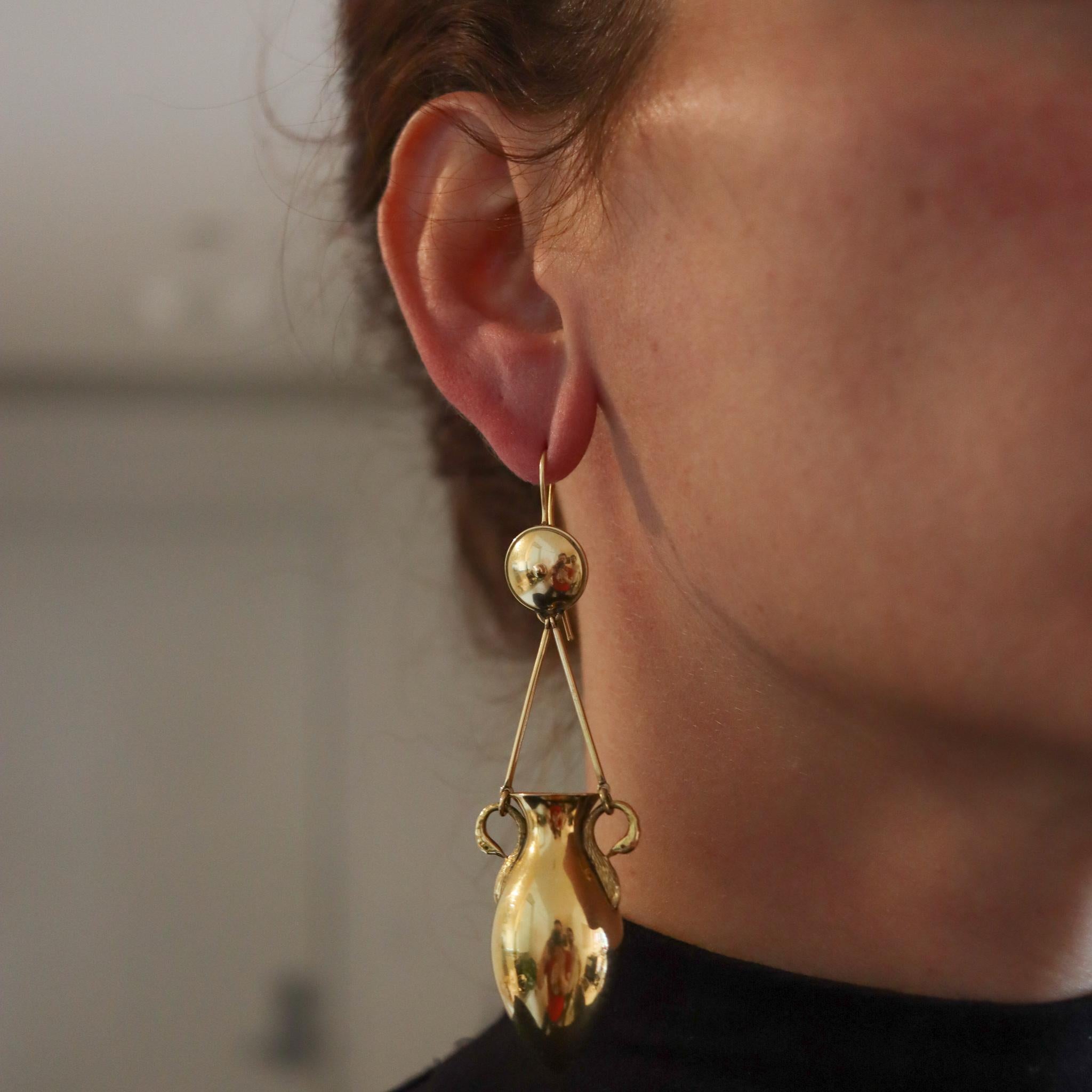 Etruskisch-römische Ohrringe mit Anhängern der Wiedergeburt.

Prächtige übergroße Tropfenohrringe aus dem Viktorianischen Zeitalter (1837-1901) um 1880. Dieses schöne Paar wurde mit etruskisch-römischen Mustern aus massivem 18-karätigem Gelbgold
