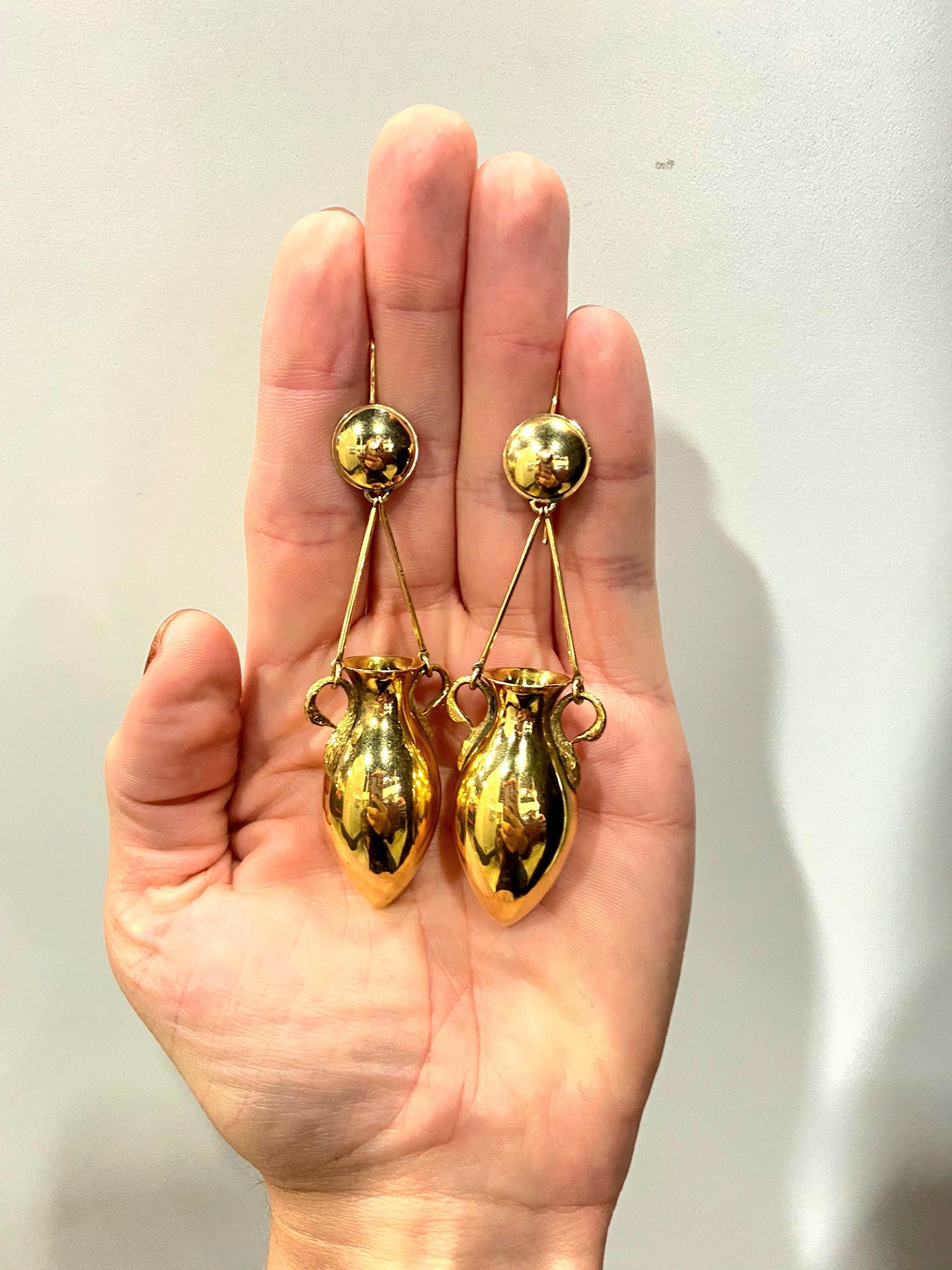 Victorian 1880 Revive Etrusque Classic Amphoras Drop Earrings 18kt Yellow Gold Excellent état - En vente à Miami, FL