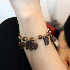 VICTORIANO 1880 Excepcional Pulsera de Dijes de Madera Montada en Oro Amarillo de 18Kt