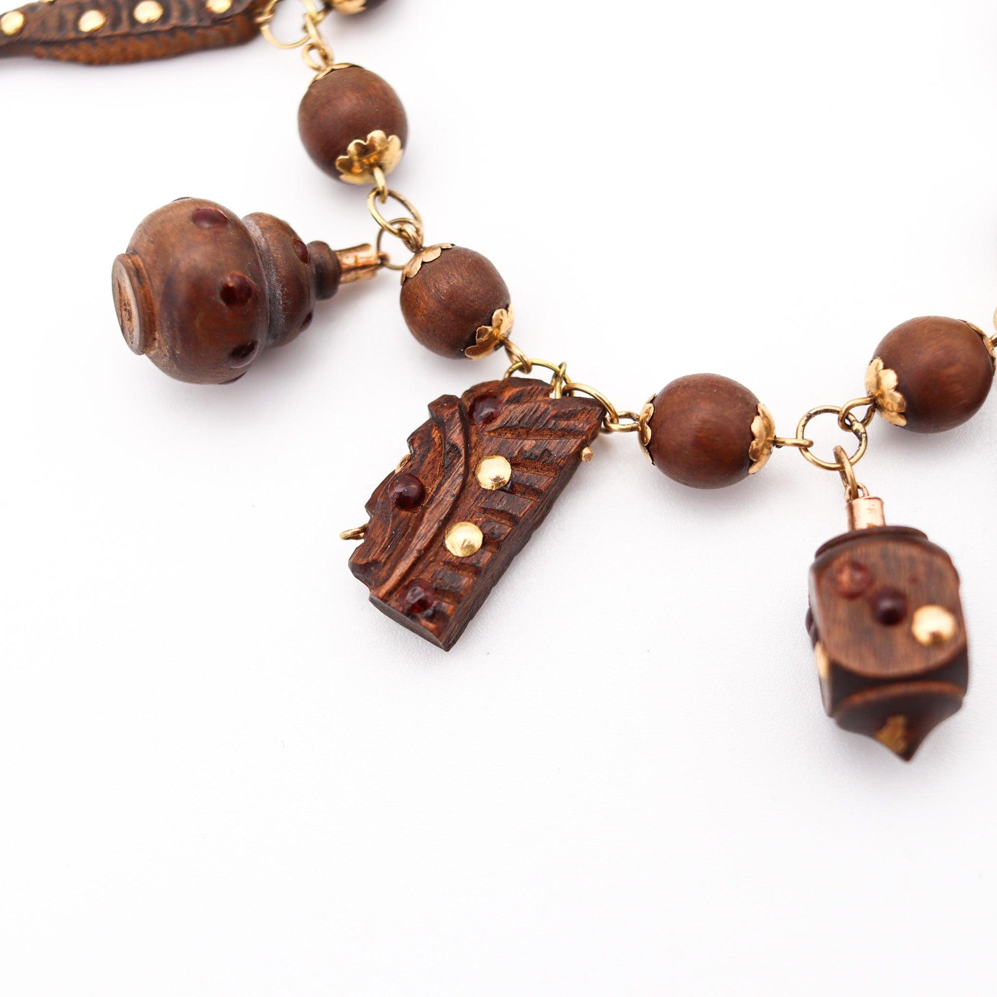 VICTORIAN 1880 Exceptional Charms Bracelet In Wood Mounted In 18Kt Yellow Gold For Sale 1