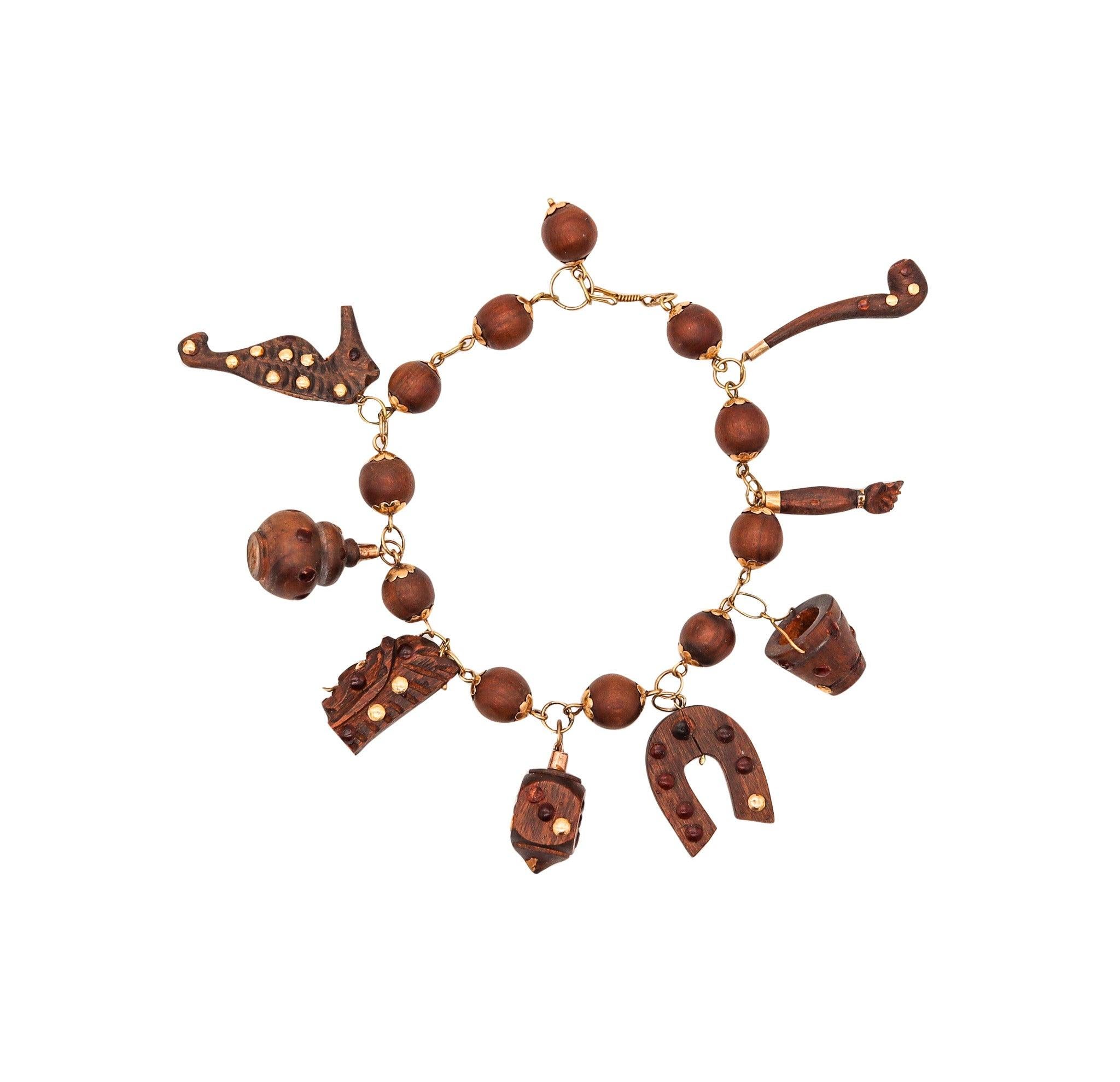 VICTORIAN 1880 Exceptional Charms Bracelet In Wood Mounted In 18Kt Yellow Gold For Sale 3