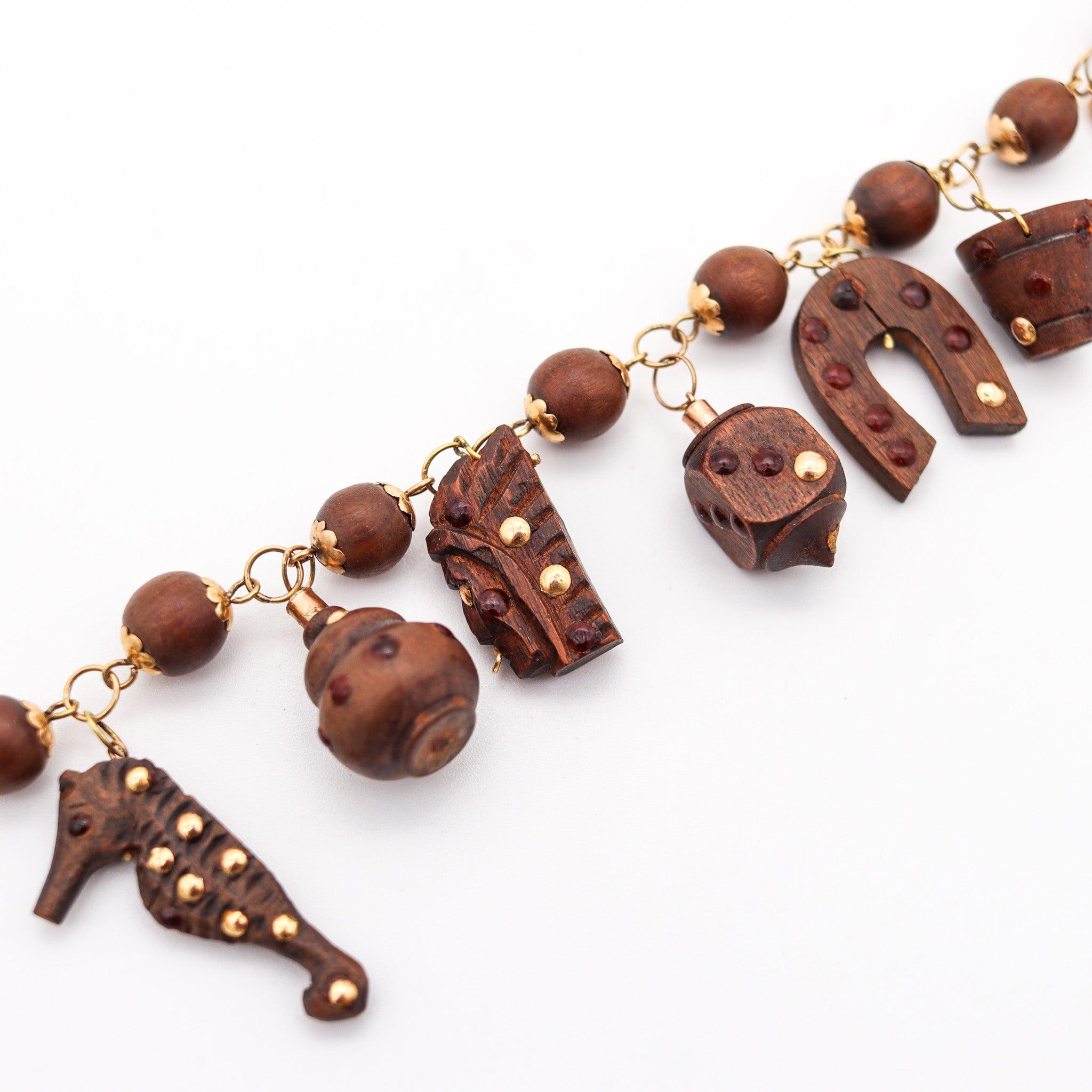 VICTORIAN 1880 Exceptional Charms Bracelet In Wood Mounted In 18Kt Yellow Gold For Sale 4