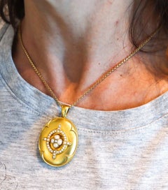 VICTORIAN 1880 Oval Locket Pendant In Satin 18Kt Yellow Gold With White Pearls
