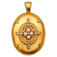 VICTORIAN 1880 Oval Locket Pendant In Satin 18Kt Yellow Gold With White Pearls