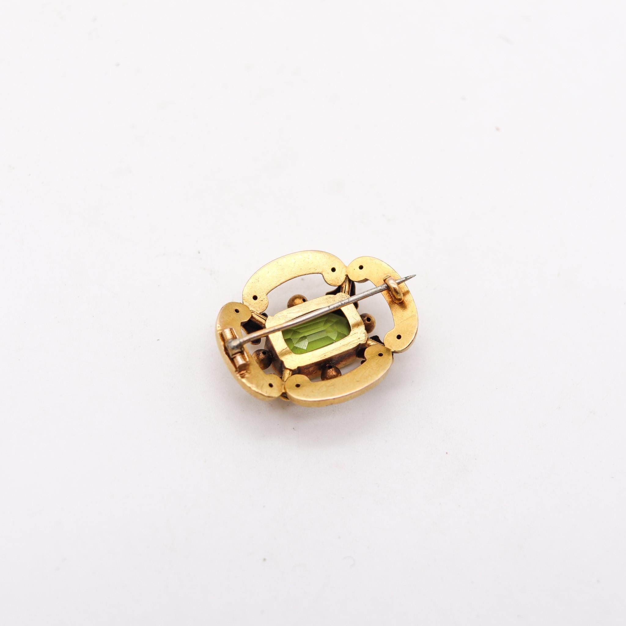 Victorian 1880 Pin Brooch In 14Kt Yellow Gold With 5.74 Cts Vivid Green Peridot In Excellent Condition In Miami, FL